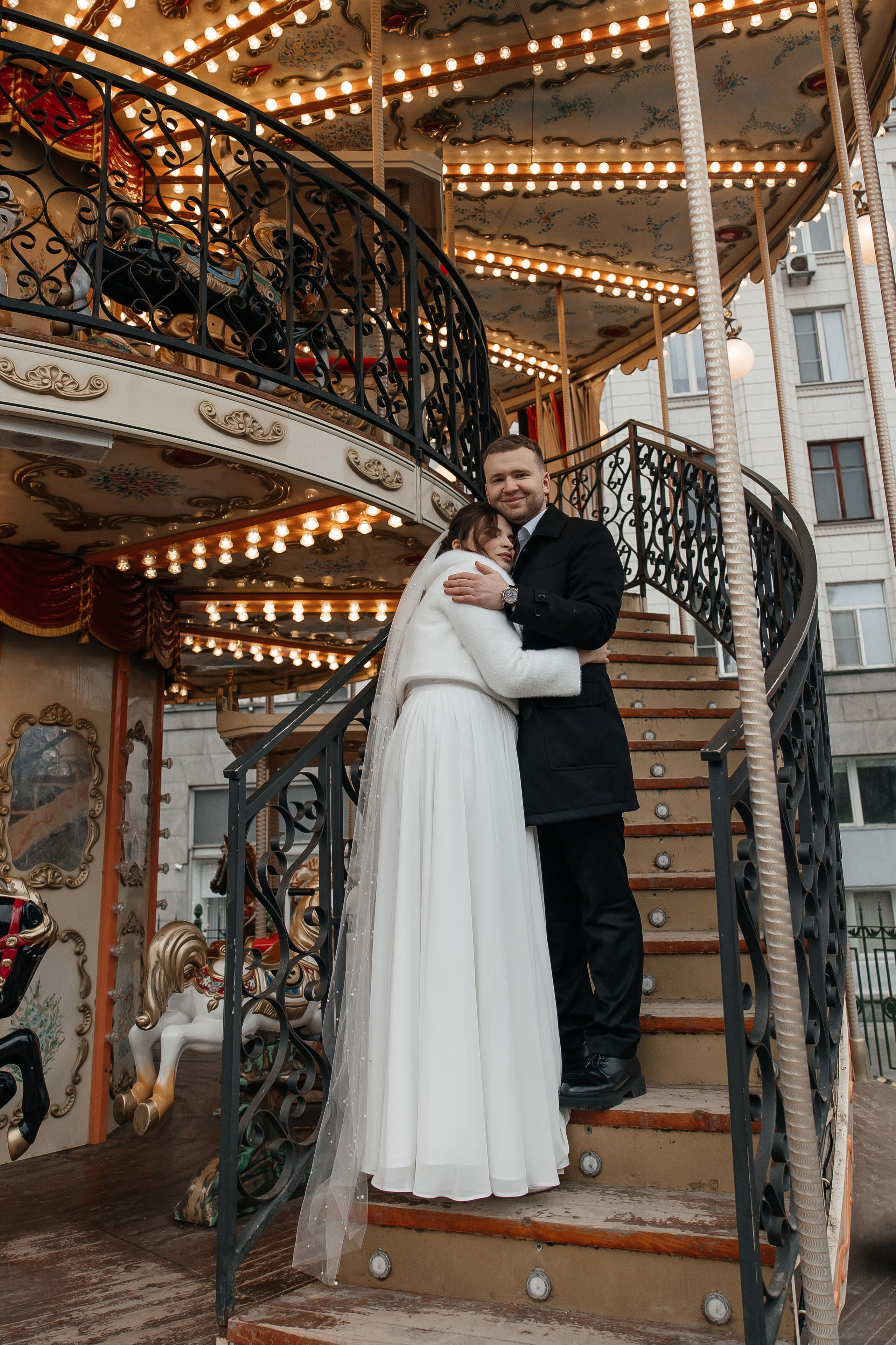 Свадебная фотосессия на Новогодней карусели на ярмарке в Москве