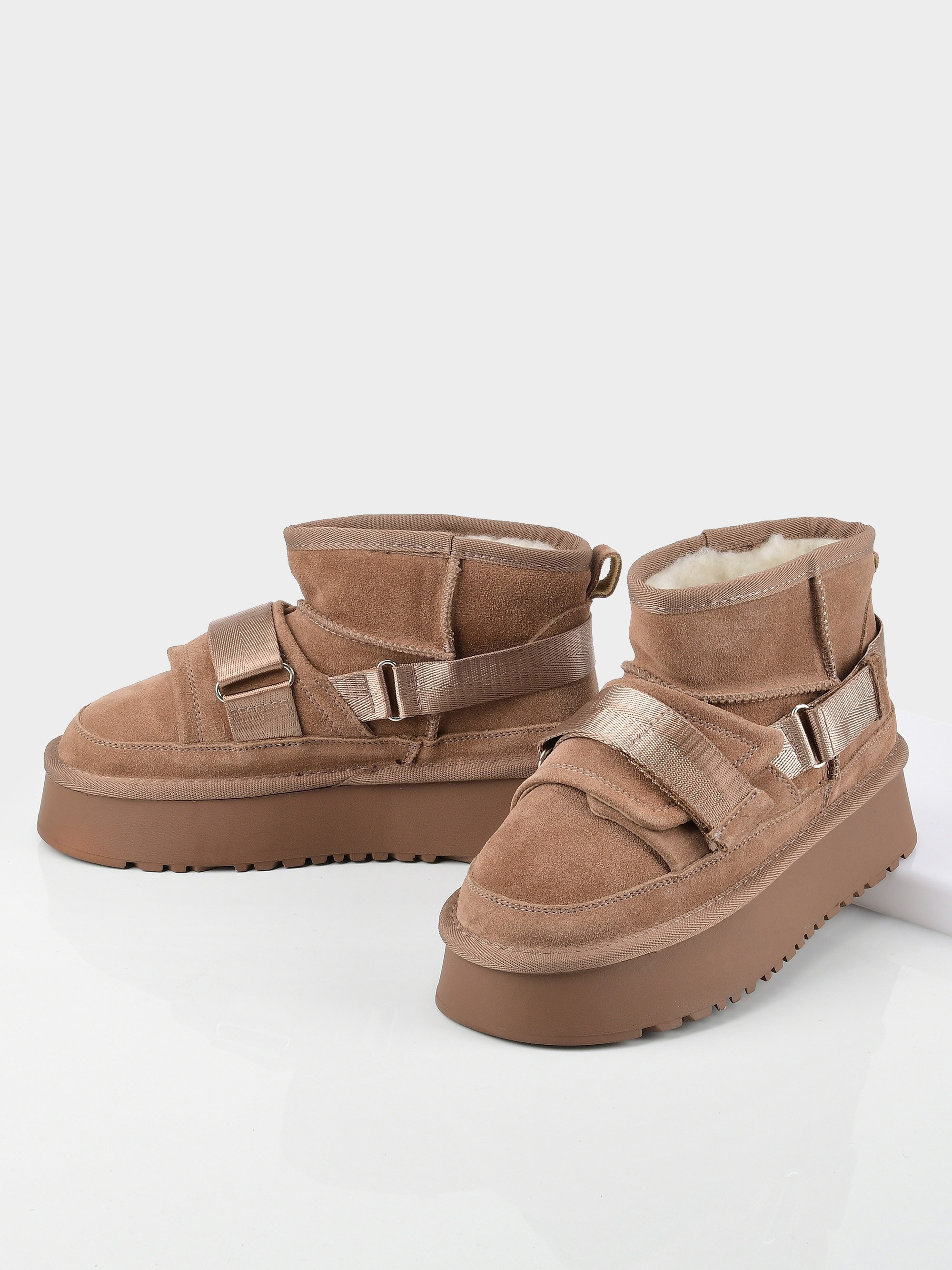 Каталожная фотосъемка обуви в профессиональной студии Гурьяновой Ольги в Москве. Угги на белом фоне для интернет магазина