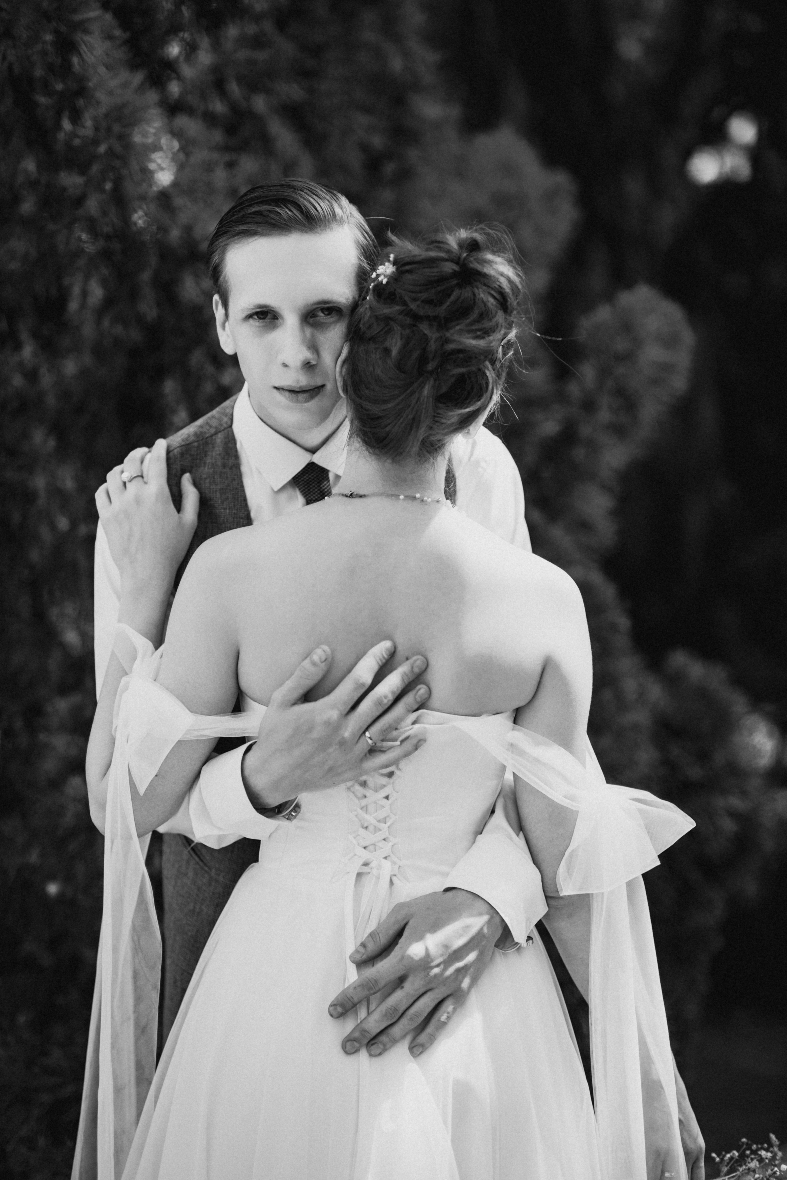 Портрет жениха и невесты на фоне стеклянной стены с отражением.