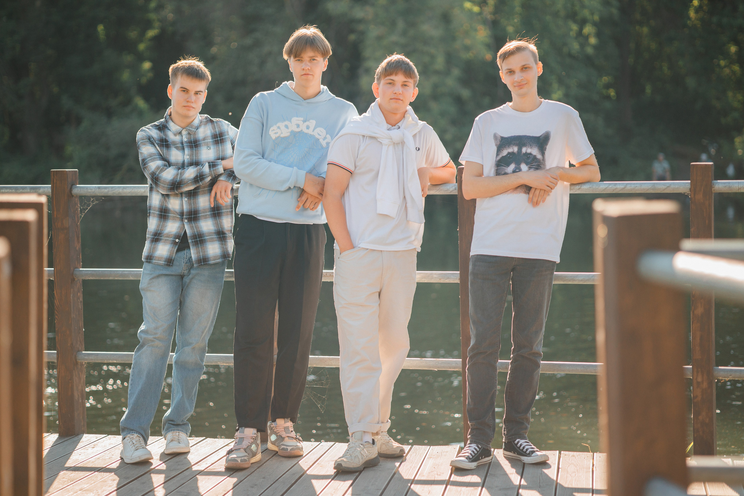 Прогулочная фотосессия на выпускной альбом с 11 классом в Серпухове. Выпускные альбомы в Серпухове