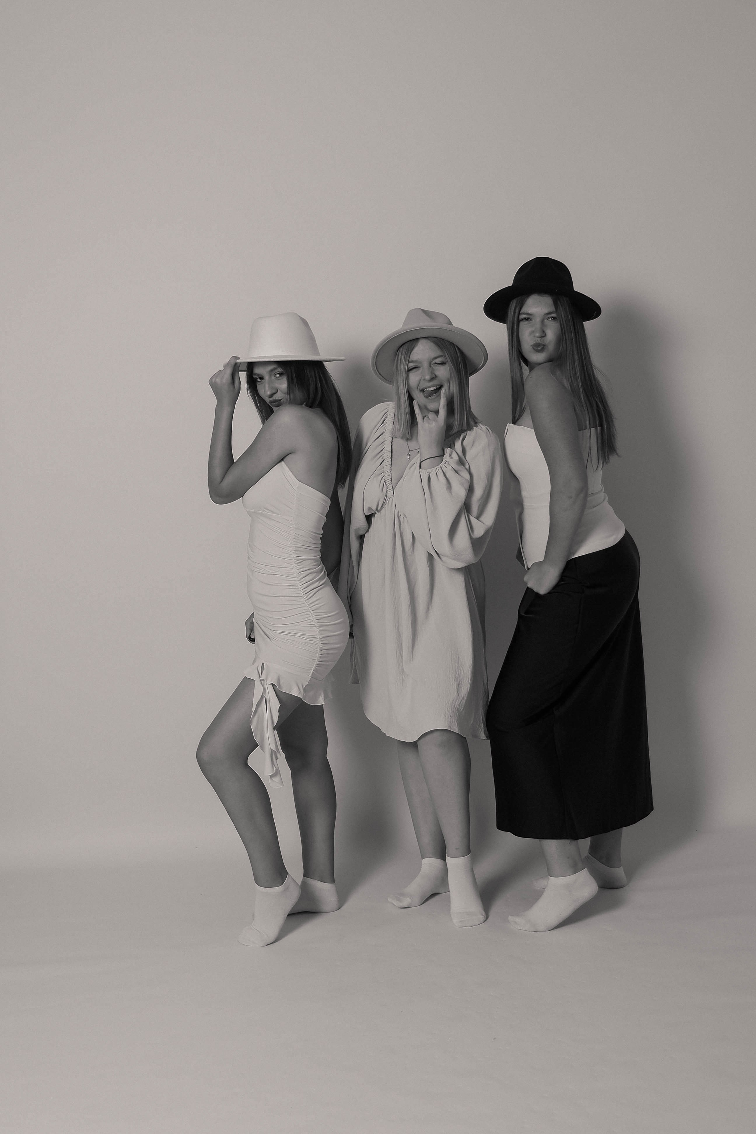 Белый фон ЧБ. Фотостудия без фотографа в Мозыре «Селфи»