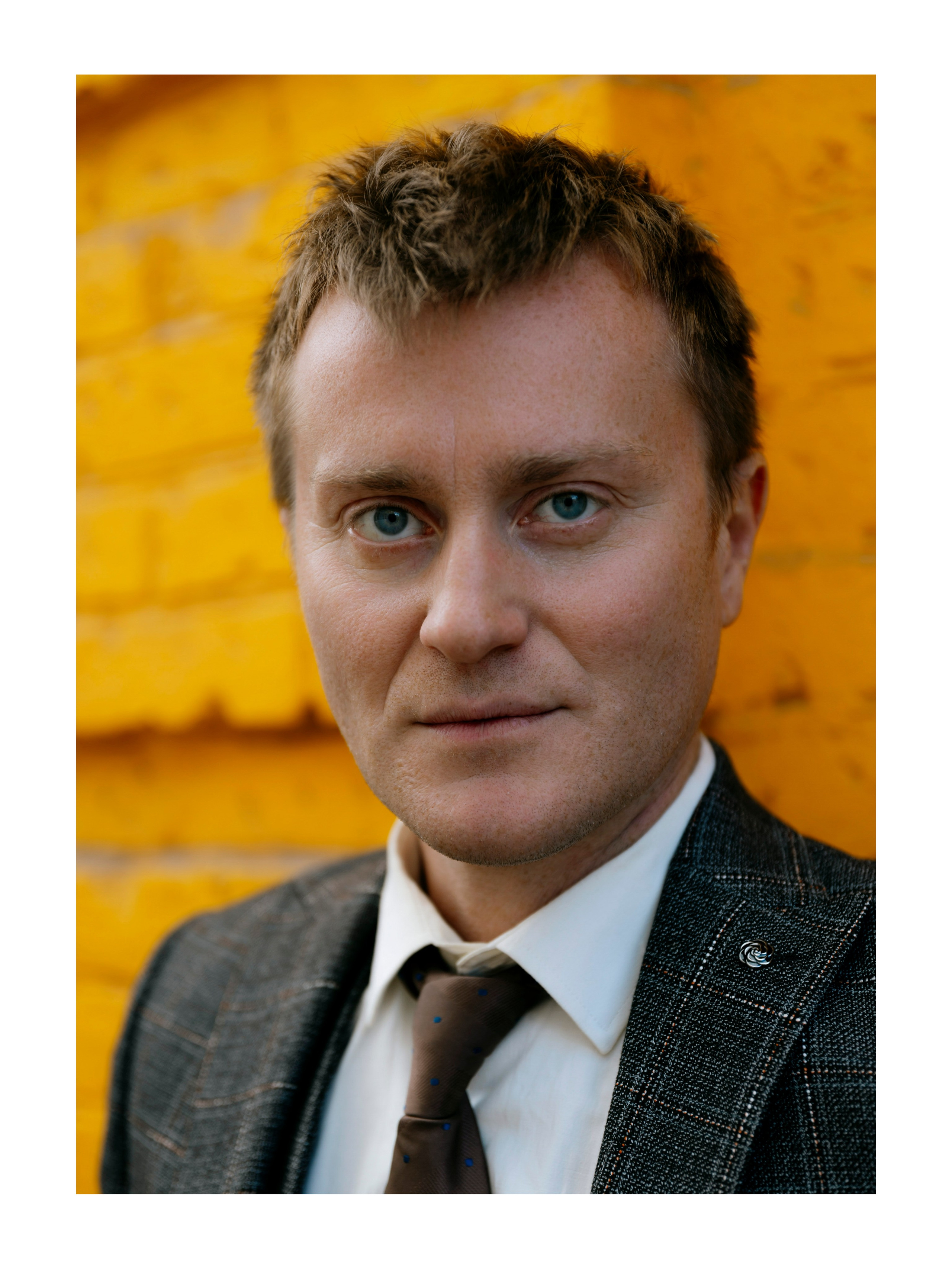 портрет мужчины на желтом фоне