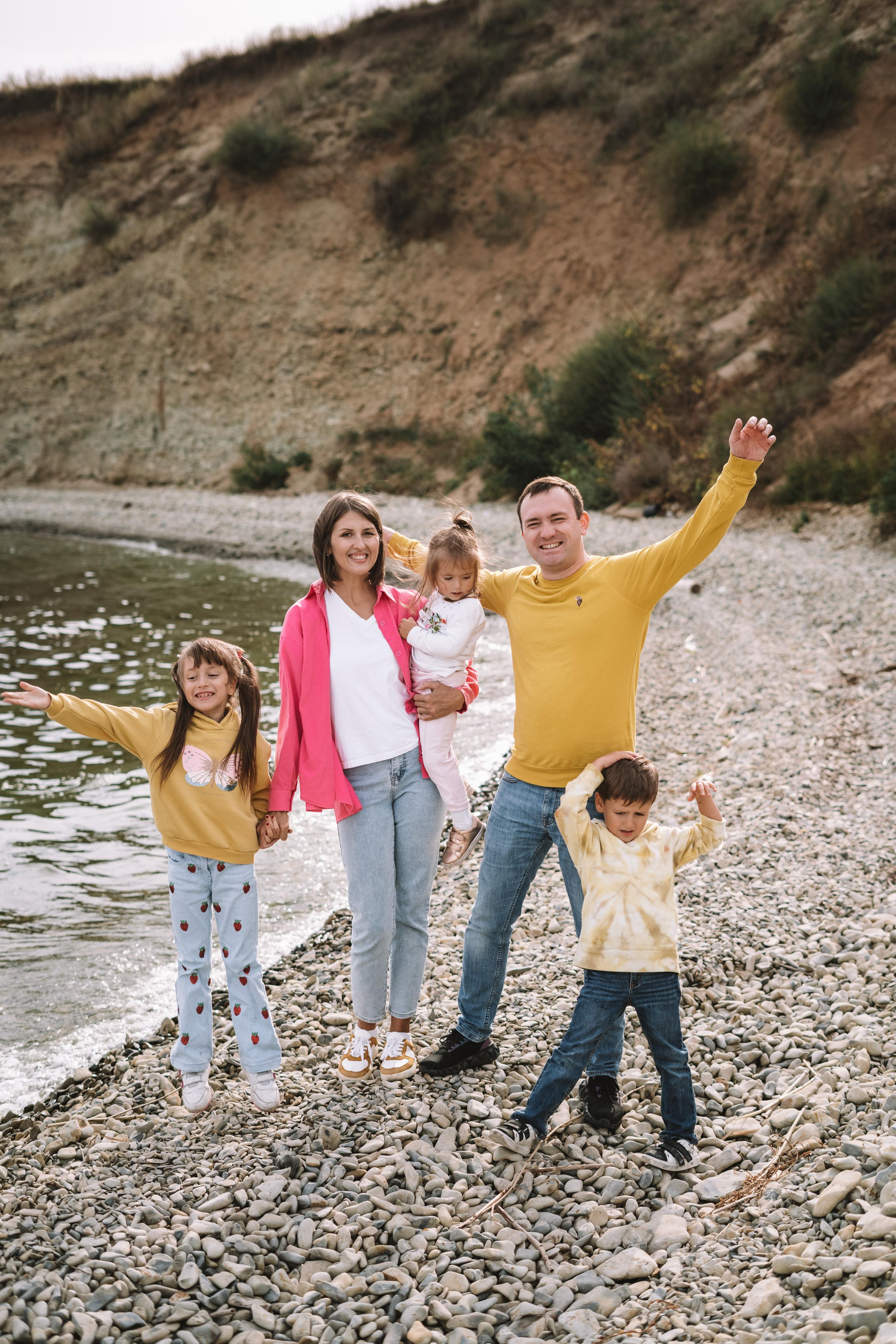 Прогулка по берегу Волги. Семейный фотограф СПб Анастасия Василь. Фотосессия на годик