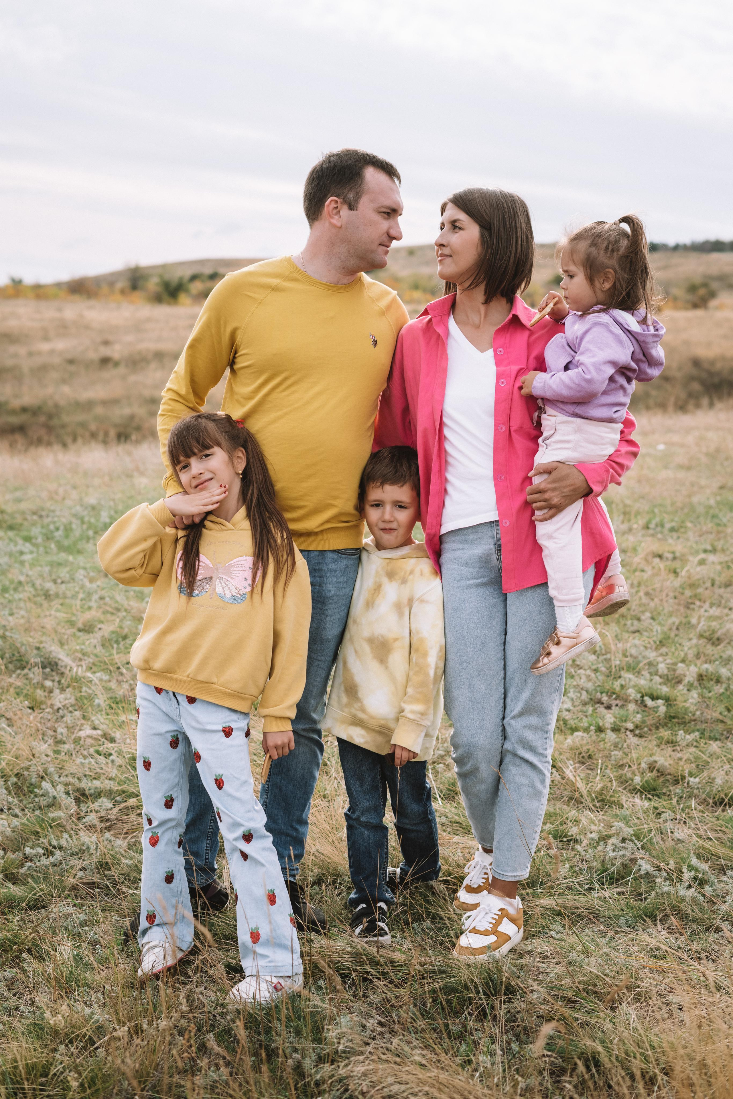 Прогулка по берегу Волги. Семейный фотограф СПб Анастасия Василь. Фотосессия на годик
