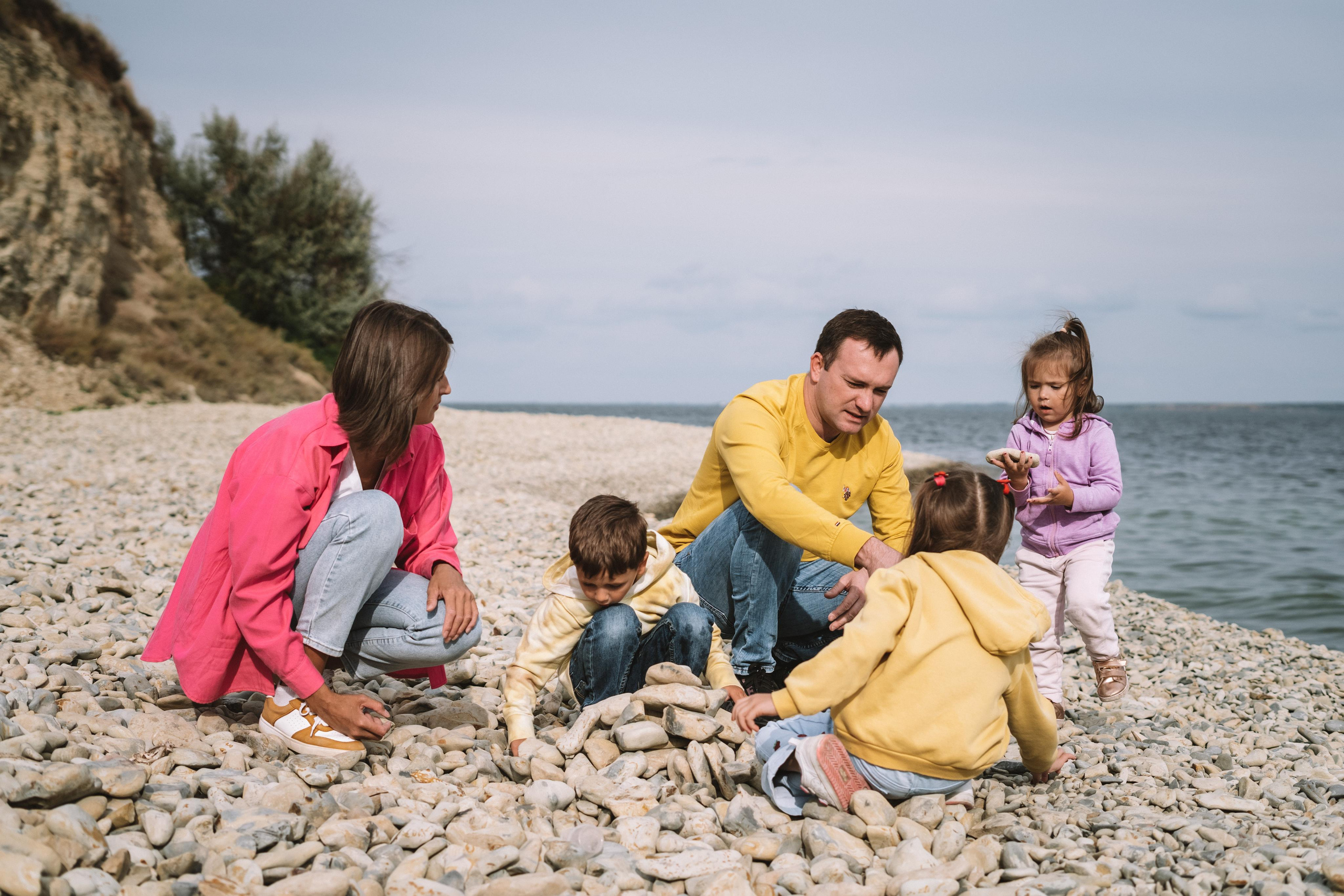 Прогулка по берегу Волги. Семейный фотограф СПб Анастасия Василь. Фотосессия на годик