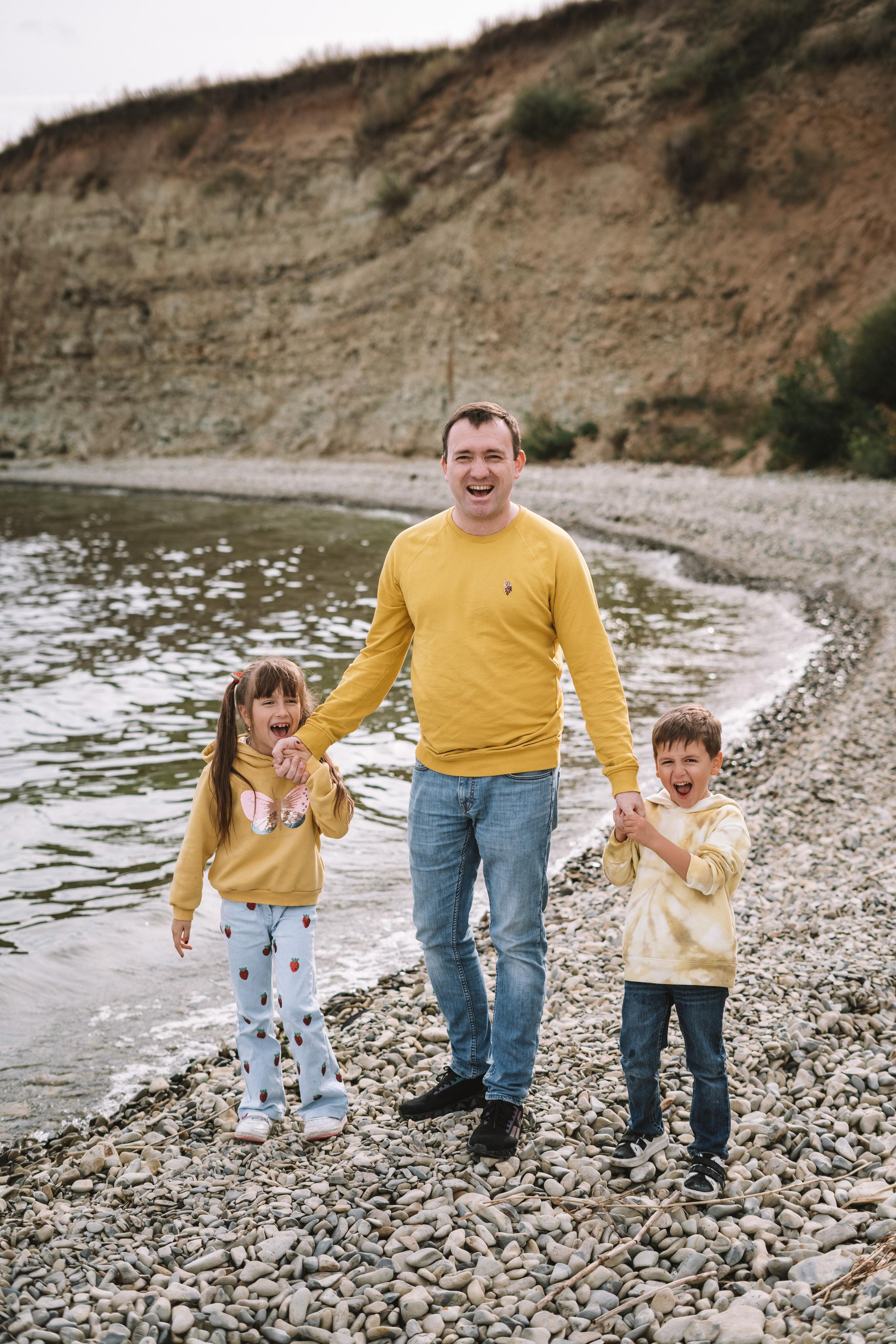 Прогулка по берегу Волги. Семейный фотограф СПб Анастасия Василь. Фотосессия на годик