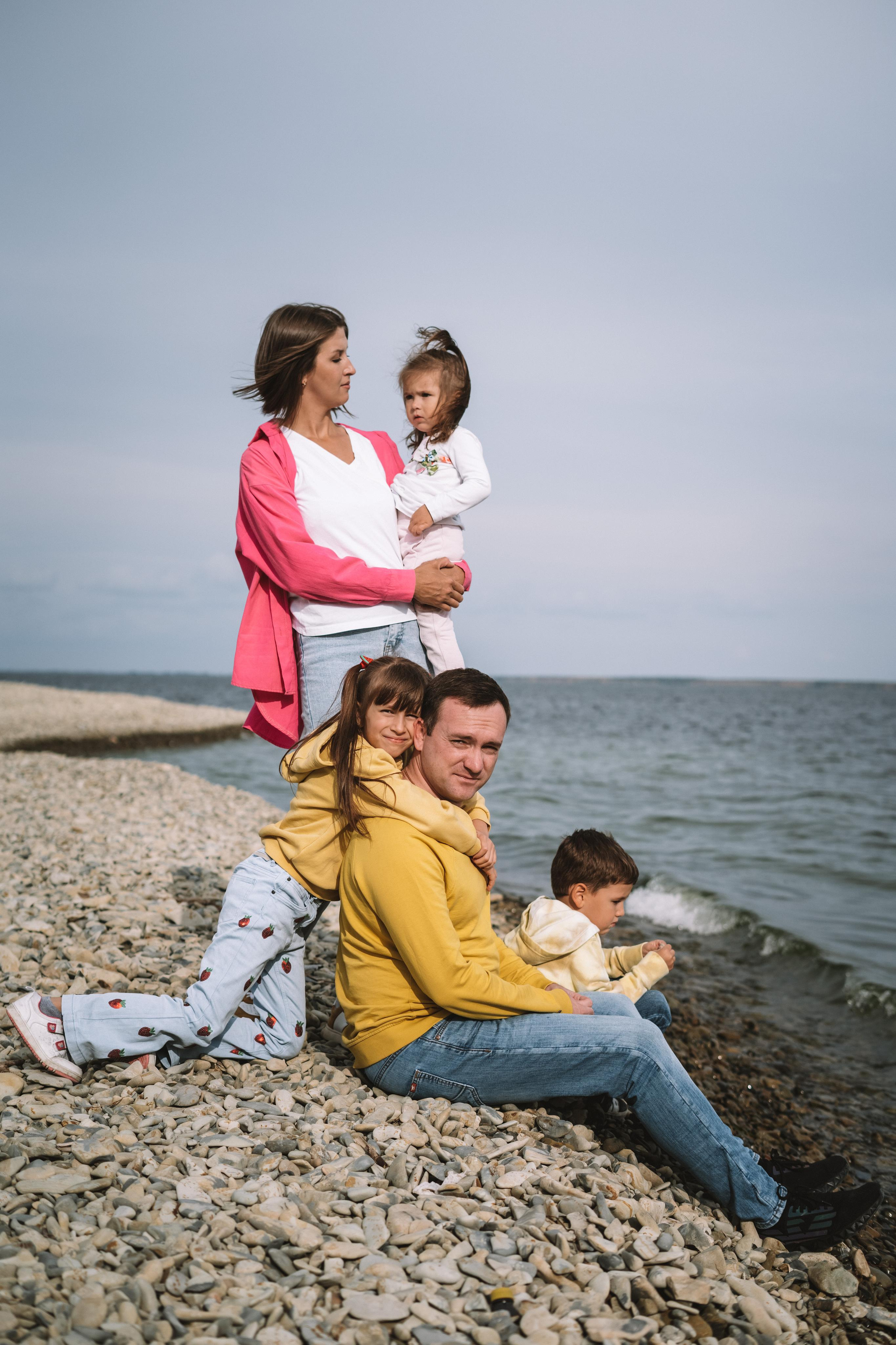 Прогулка по берегу Волги. Семейный фотограф СПб Анастасия Василь. Фотосессия на годик