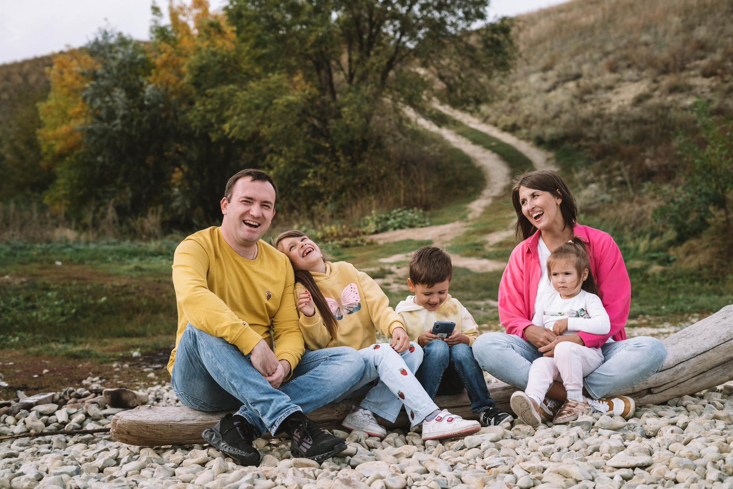 Прогулка по берегу Волги. Семейный фотограф СПб Анастасия Василь. Фотосессия на годик