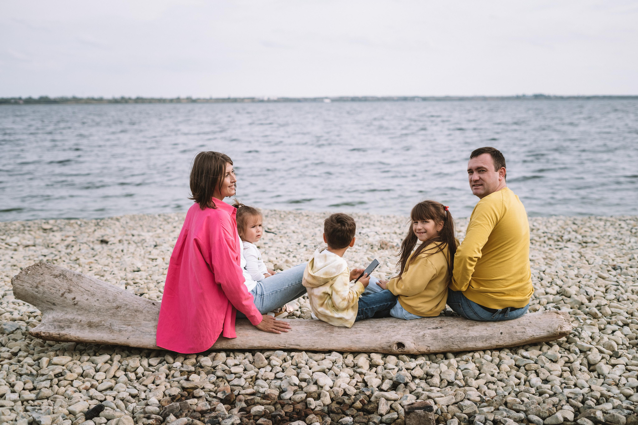 Прогулка по берегу Волги. Семейный фотограф СПб Анастасия Василь. Фотосессия на годик