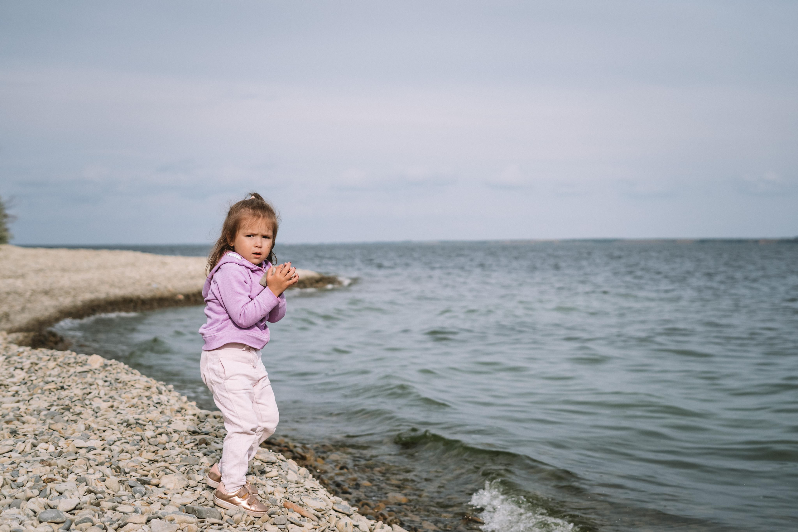Прогулка по берегу Волги. Семейный фотограф СПб Анастасия Василь. Фотосессия на годик