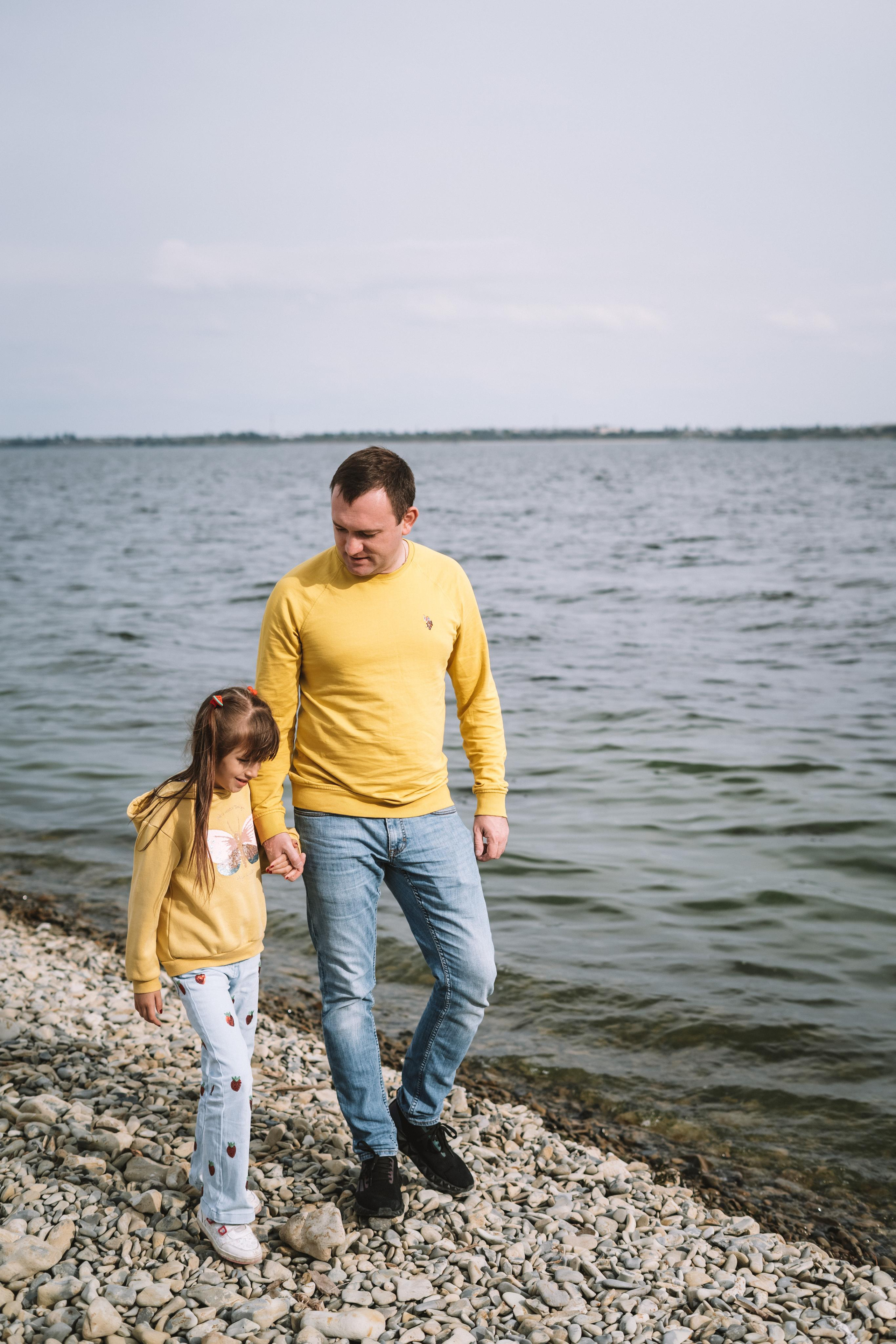 Прогулка по берегу Волги. Семейный фотограф СПб Анастасия Василь. Фотосессия на годик
