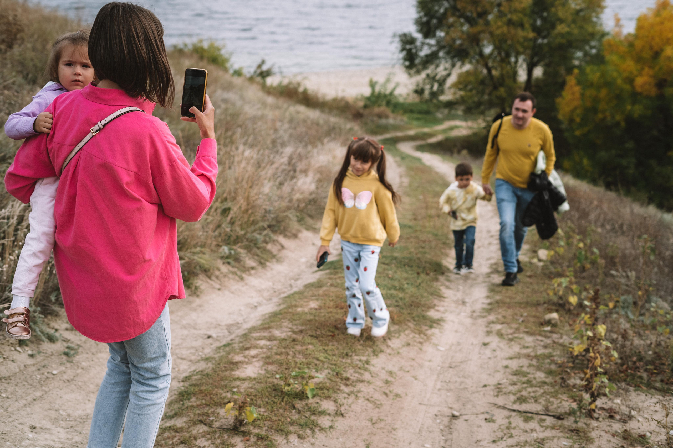 Прогулка по берегу Волги. Семейный фотограф СПб Анастасия Василь. Фотосессия на годик