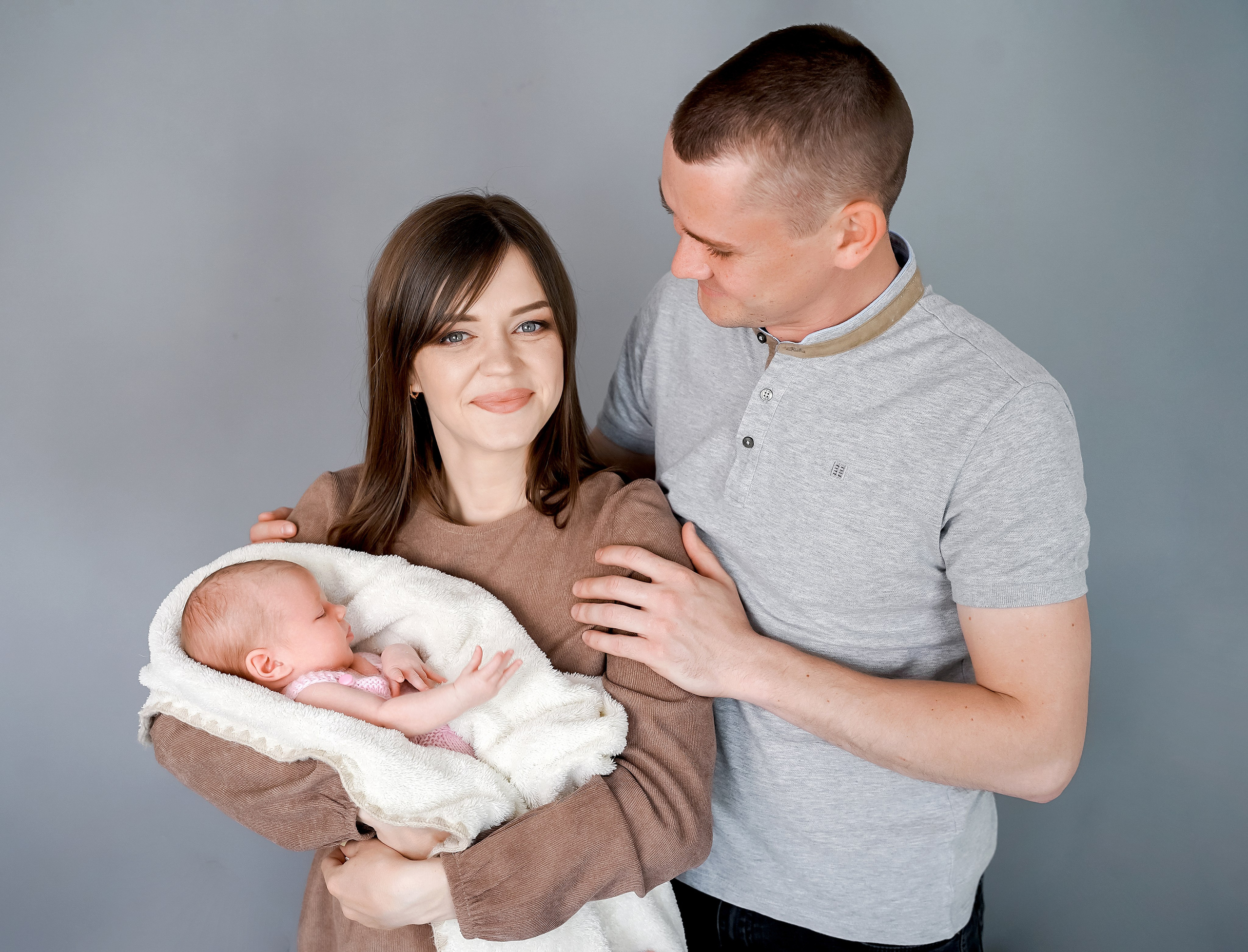 СЪЕМКА НОВОРОЖДЕННОГО С РОДИТЕЛЯМИ. Фотограф в Ялте Инна Найден. Детский и семейный фотограф