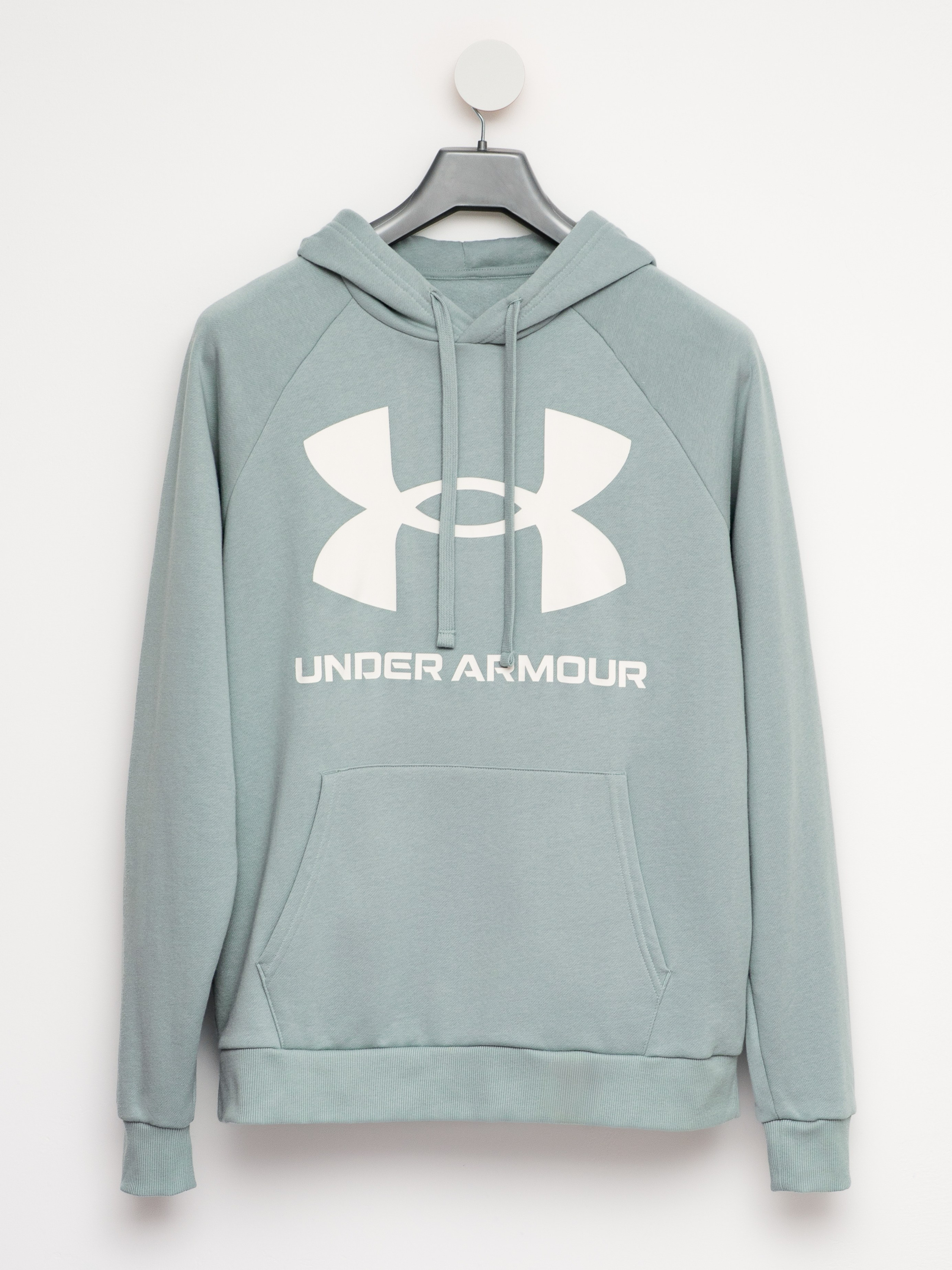 съёмка кофт на вешалке на белом фоне