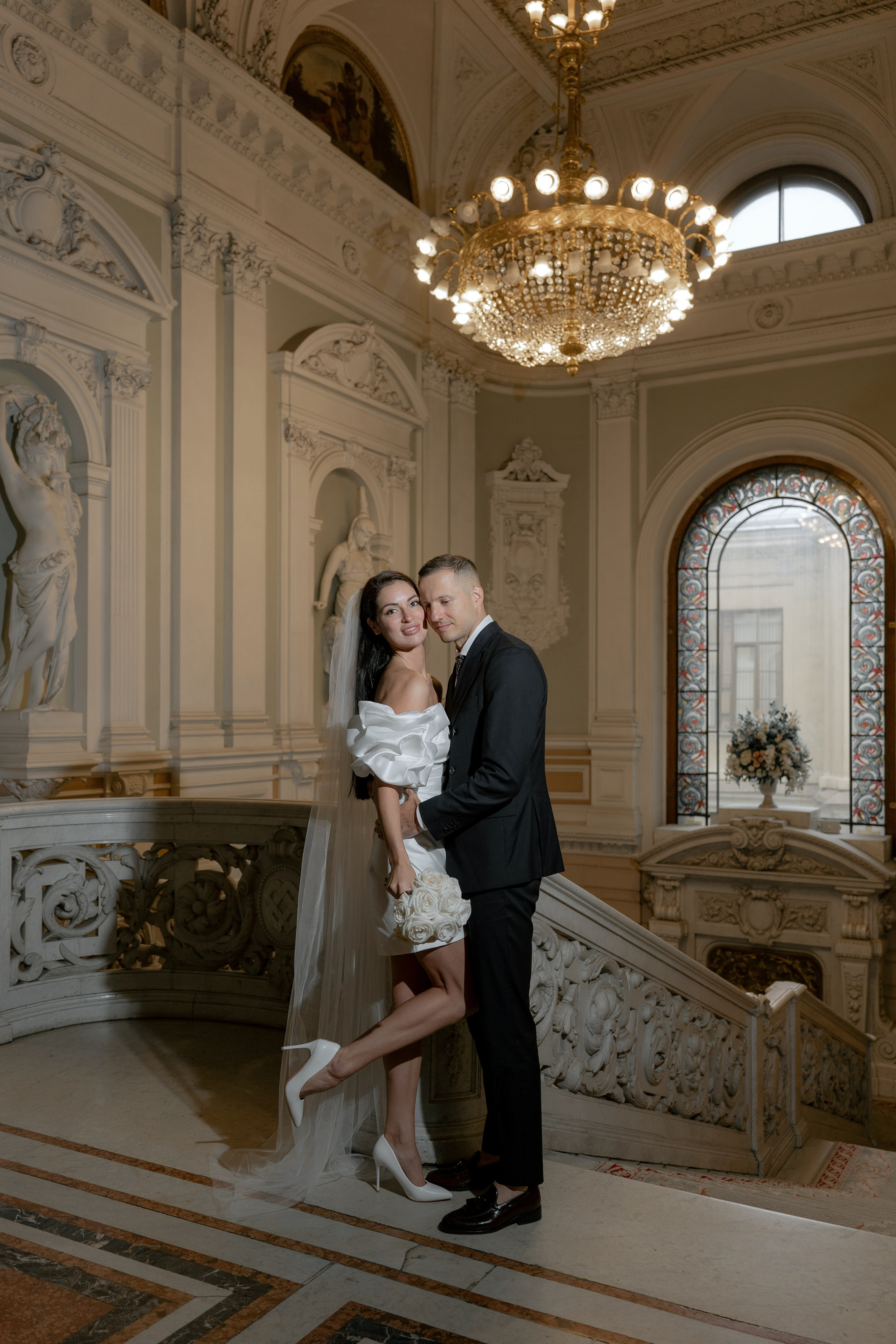 Жених и невеста на свадебной фотосессии во дворце бракосочетания №1 на главной лестнице