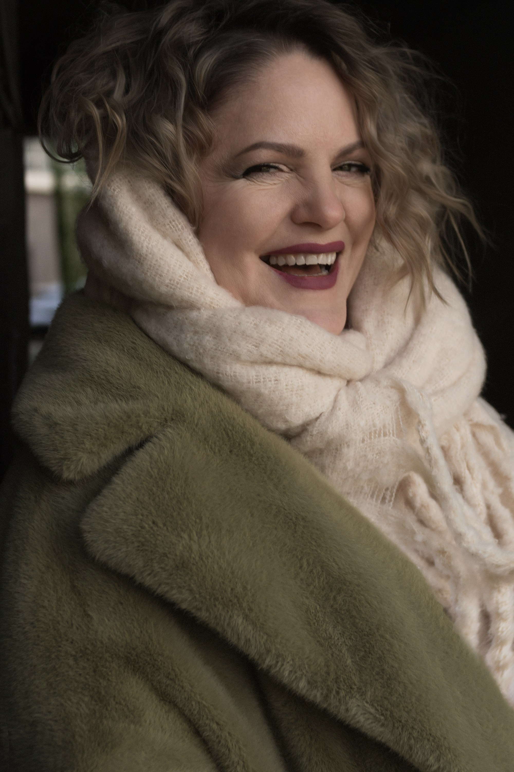 Молодая женщина смеётся, крупный портрет. Фотосессия в Хабаровске. Фотопрогулка, холодный сезон.