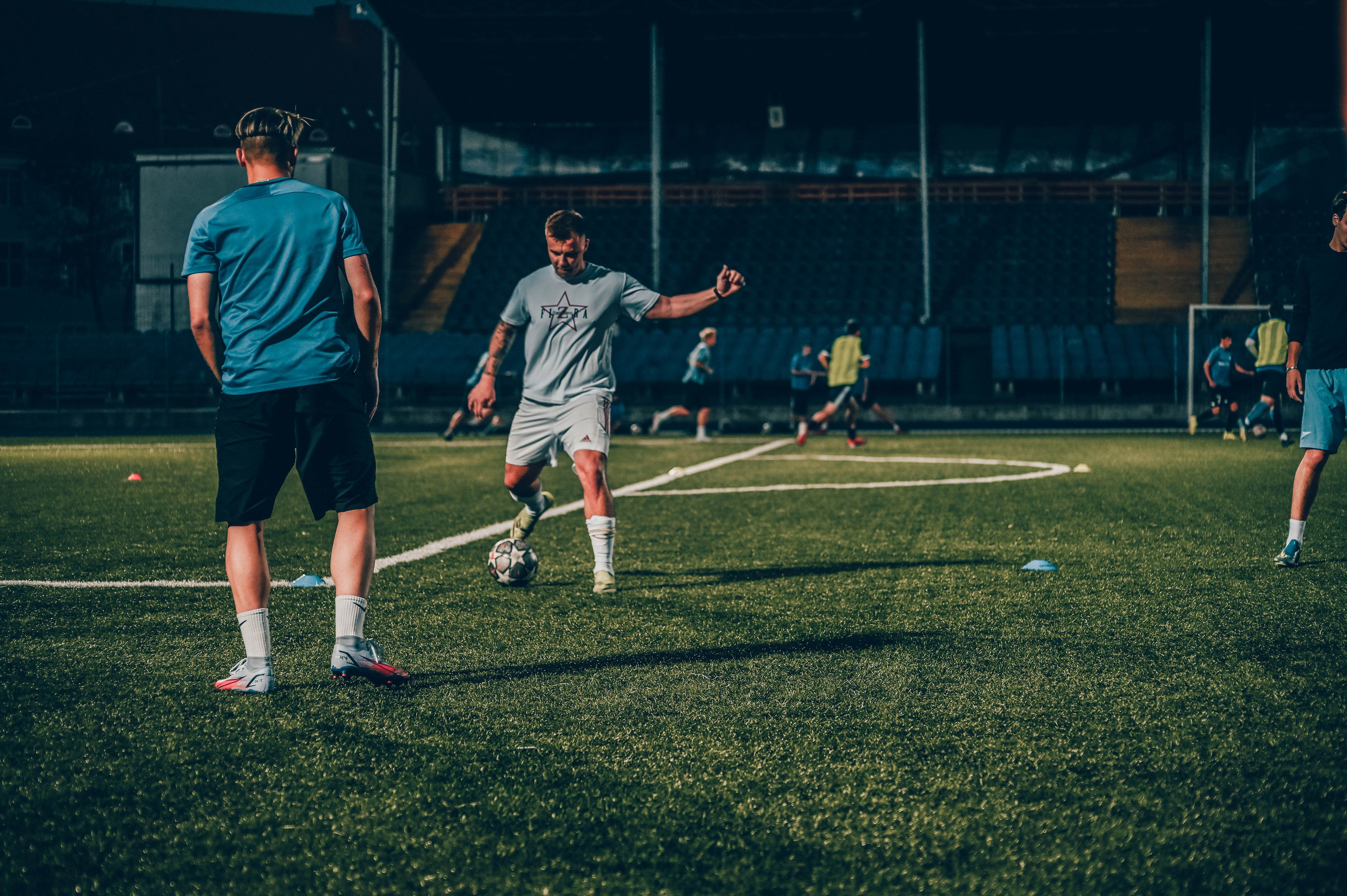 Фотосъёмка футбольной тренировки на стадионе. Фотограф Александр Орымбаев