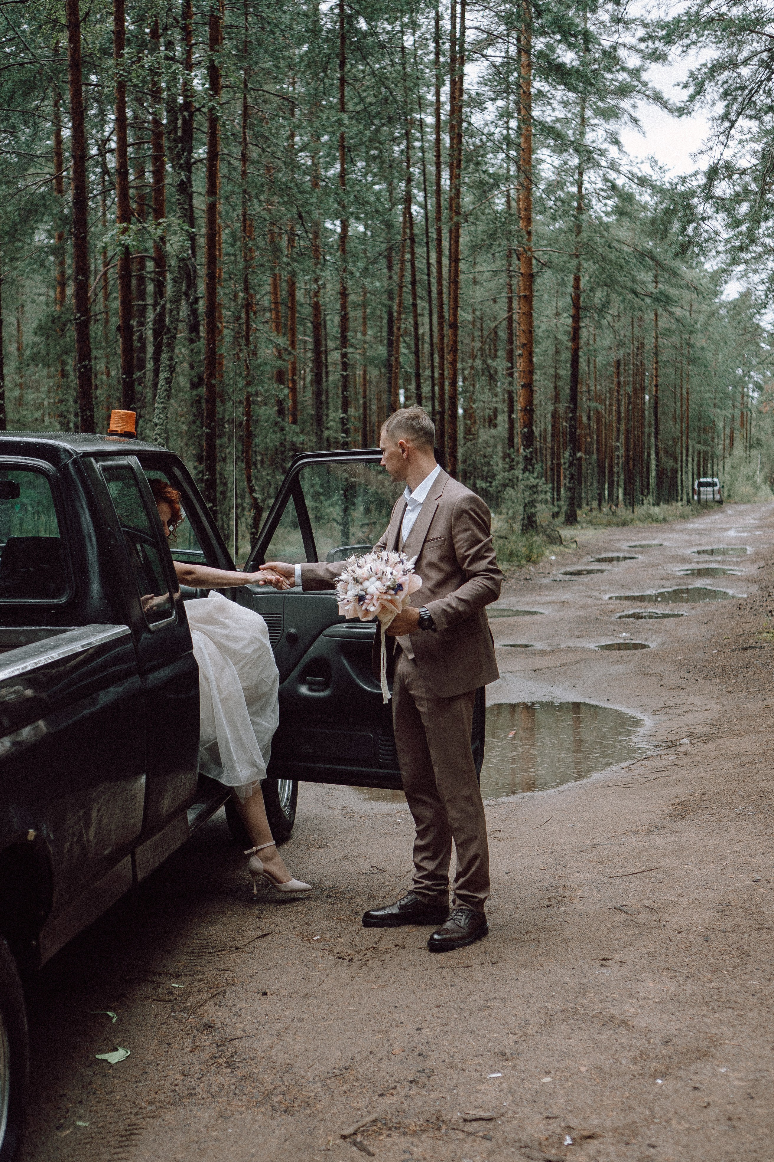 СВАДЕБНАЯ ФОТОСЕССИИЯ ПАРЫ В ГОРОДЕ ПРИОЗЕРСК В СОСНОВОМ ЛЕСУ И С ПИКАПОМ. Профессиональный фотограф, Санкт-Петербург — Виктория Богомолова