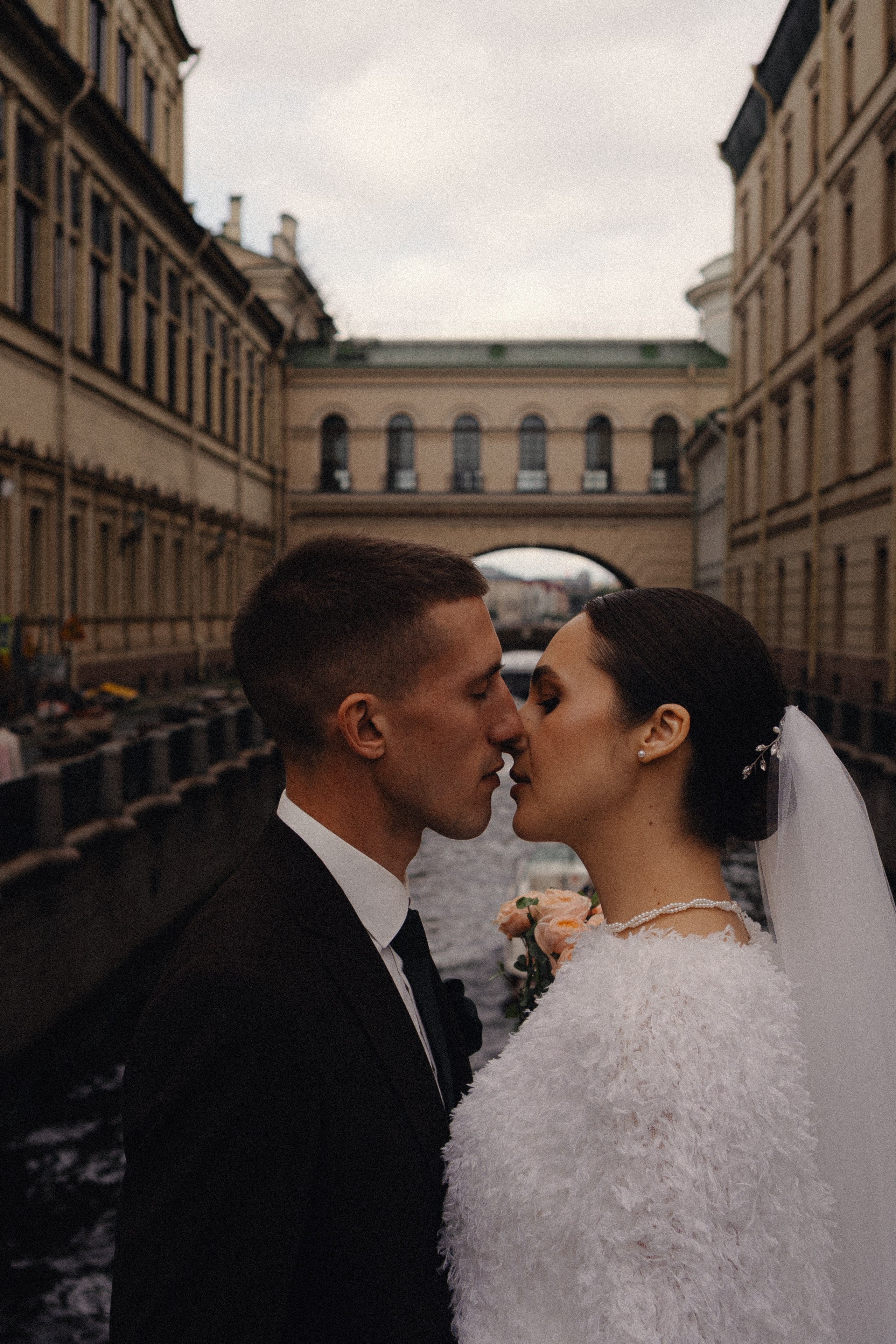 СВАДЕБНАЯ ПРОГУЛКА В САНТК-ПЕТЕРБУРГЕ (ИСАКИЕВСКИЙ СОБОР, ЗИМНЯЯ КАНАВКА, ЭРМИТАЖ И БОЛЬШАЯ МОРСКАЯ УЛИЦА). Профессиональный фотограф, Санкт-Петербург — Виктория Богомолова