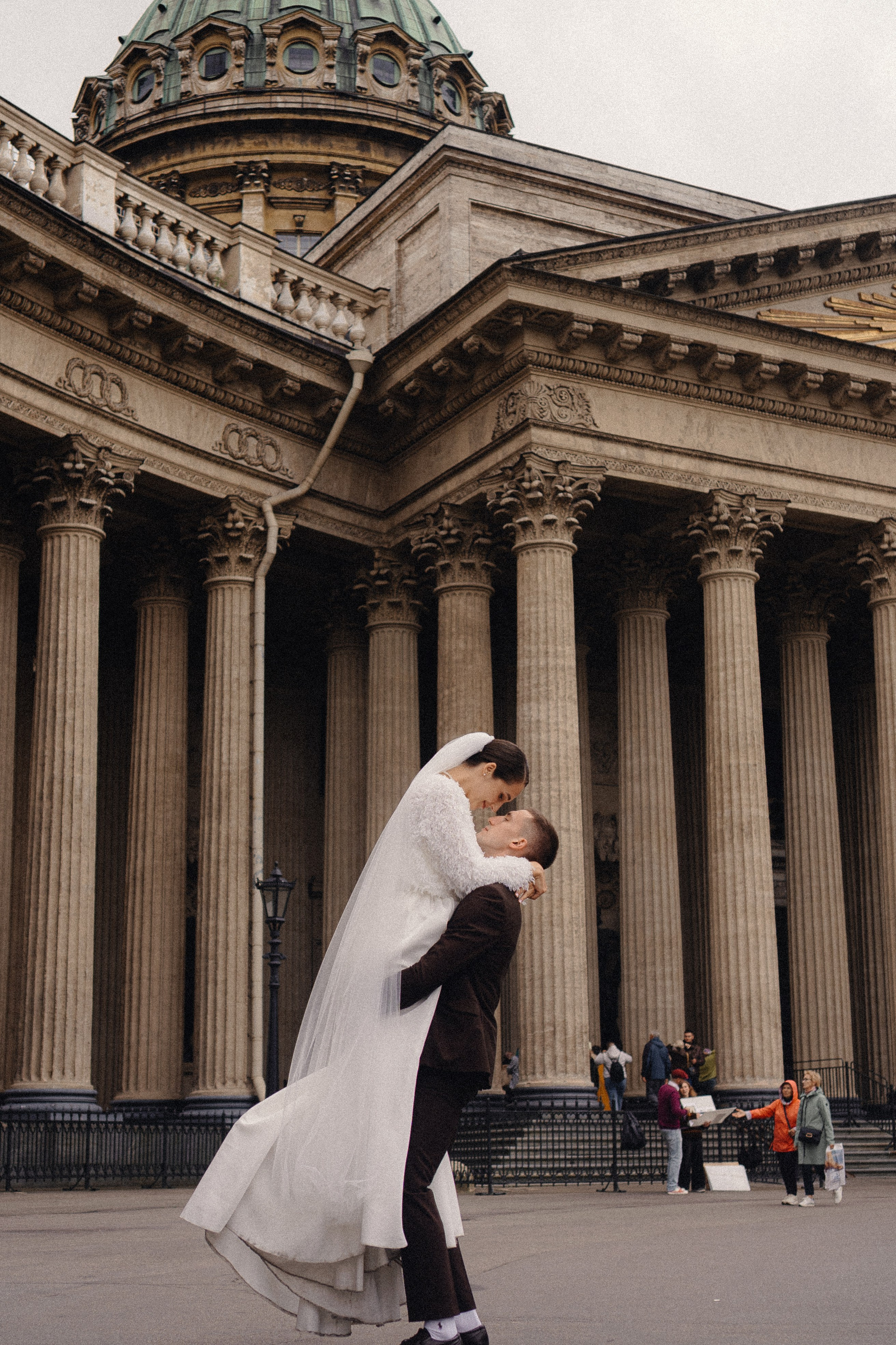 СВАДЕБНАЯ ПРОГУЛКА В САНТК-ПЕТЕРБУРГЕ (ИСАКИЕВСКИЙ СОБОР, ЗИМНЯЯ КАНАВКА, ЭРМИТАЖ И БОЛЬШАЯ МОРСКАЯ УЛИЦА). Профессиональный фотограф, Санкт-Петербург — Виктория Богомолова