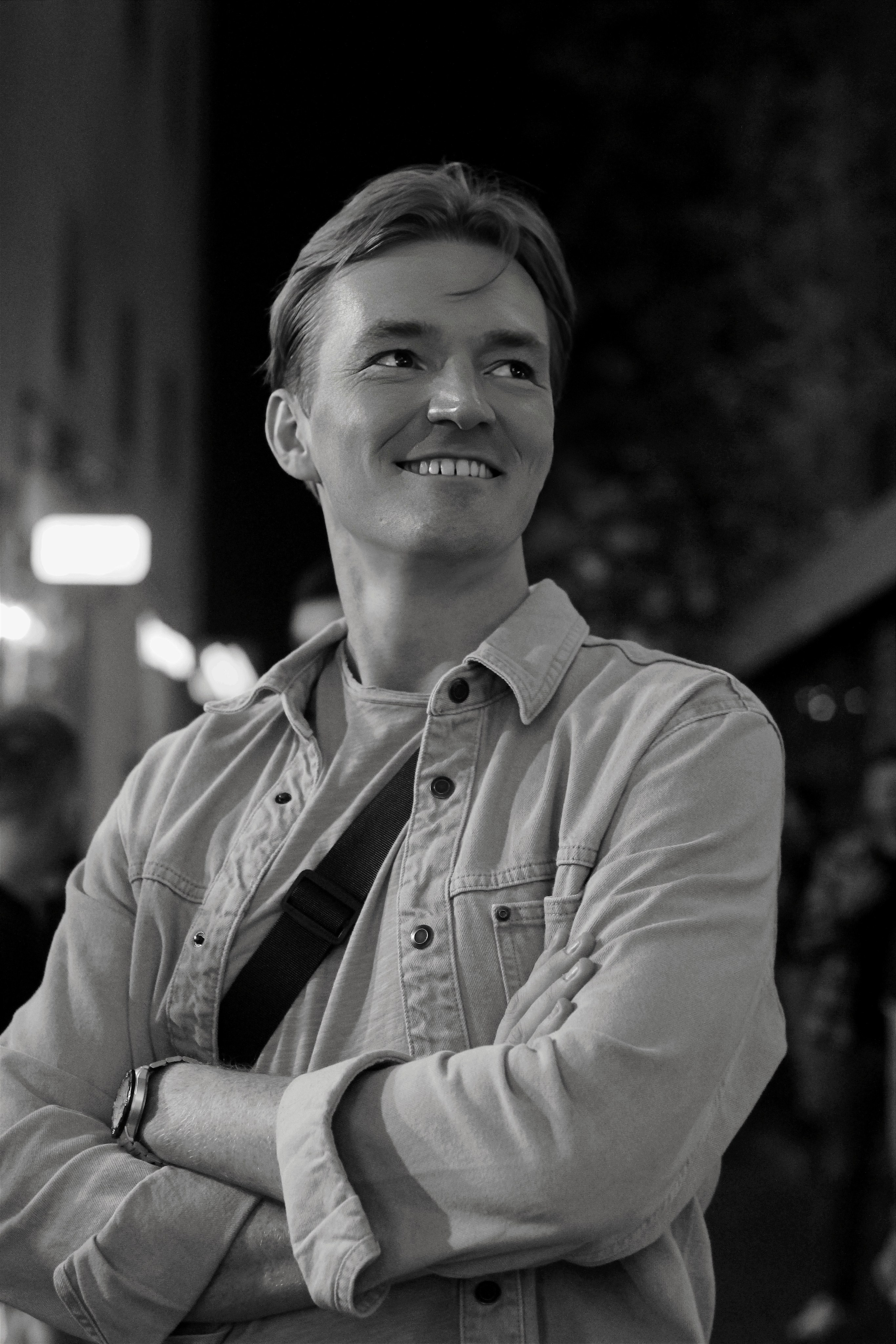 Мужской портрет. Контакты