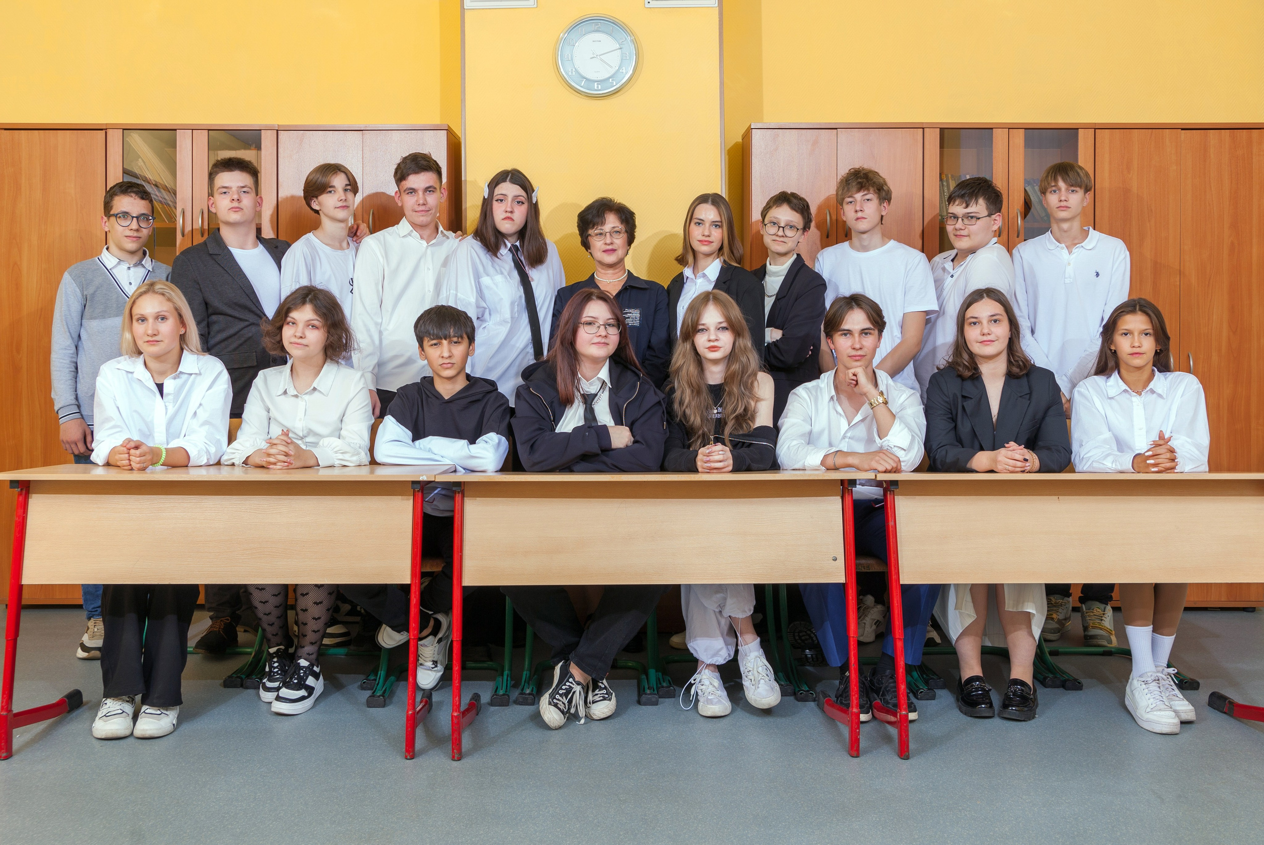 Общая фотография 9 класса снятая в школьном классе
