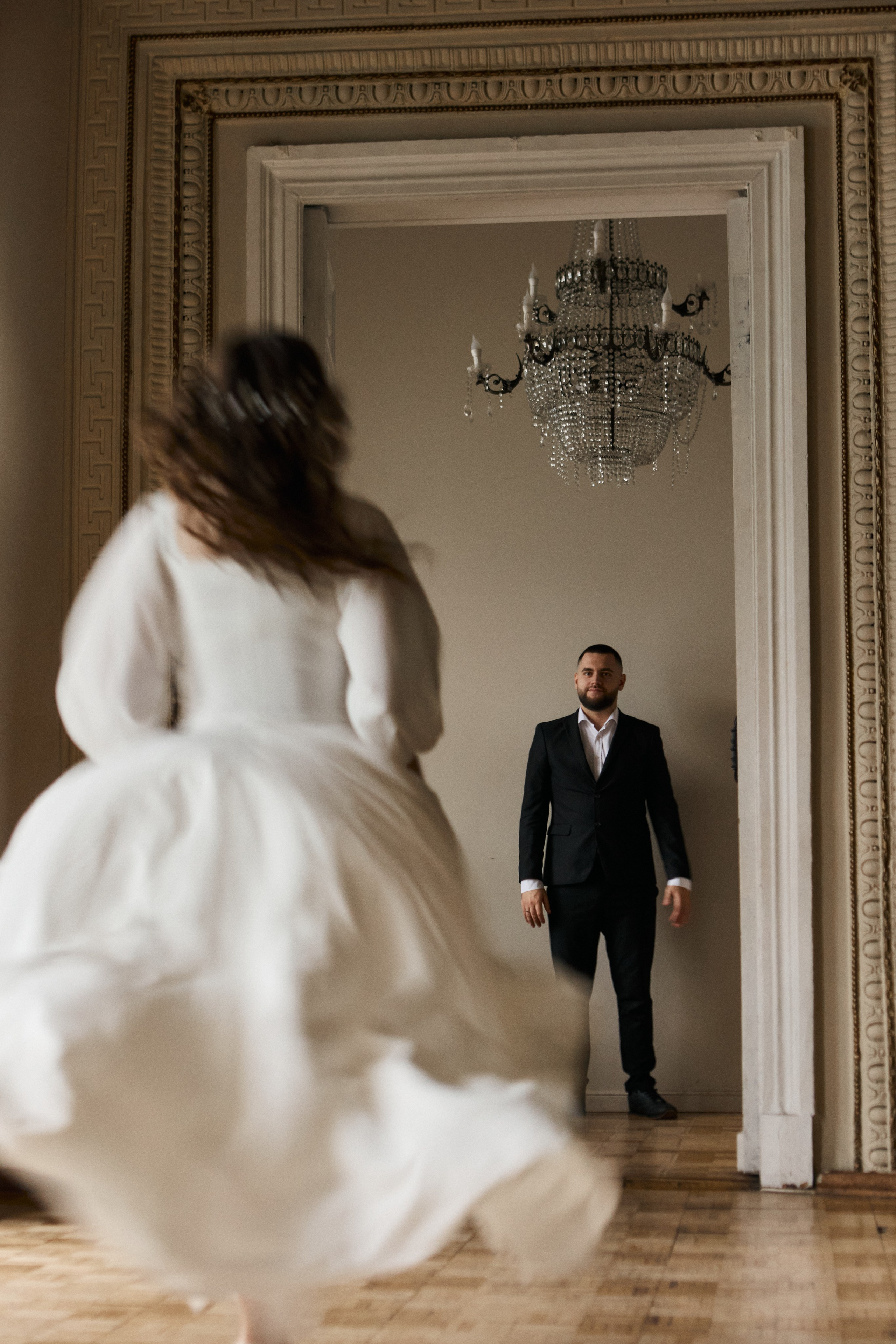 свадебная фотосессия в студии, невеста бежит к жениху