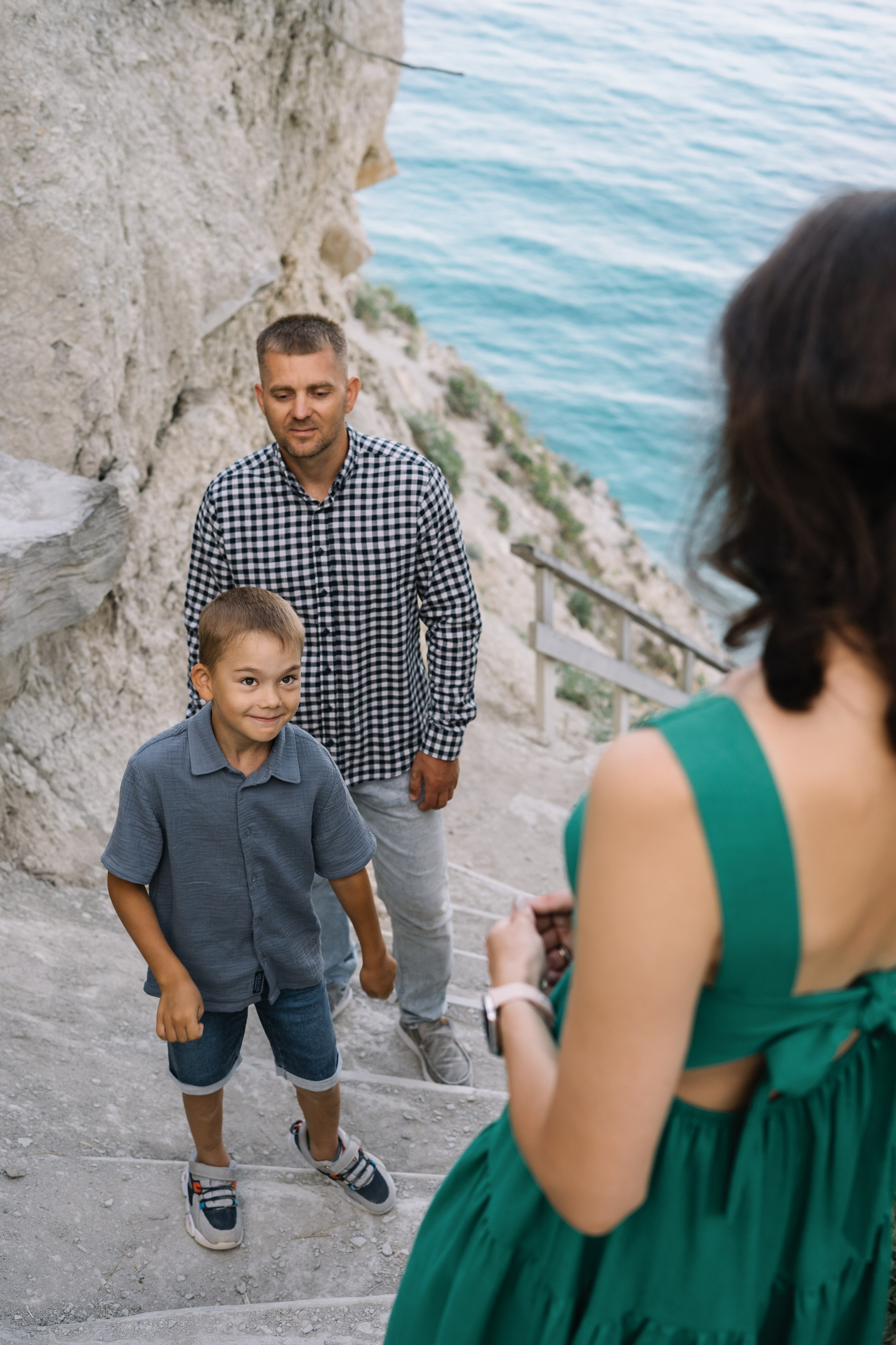 Закатные силуэты семьи на фоне кораблей – художественные фото от новороссийского фотографа