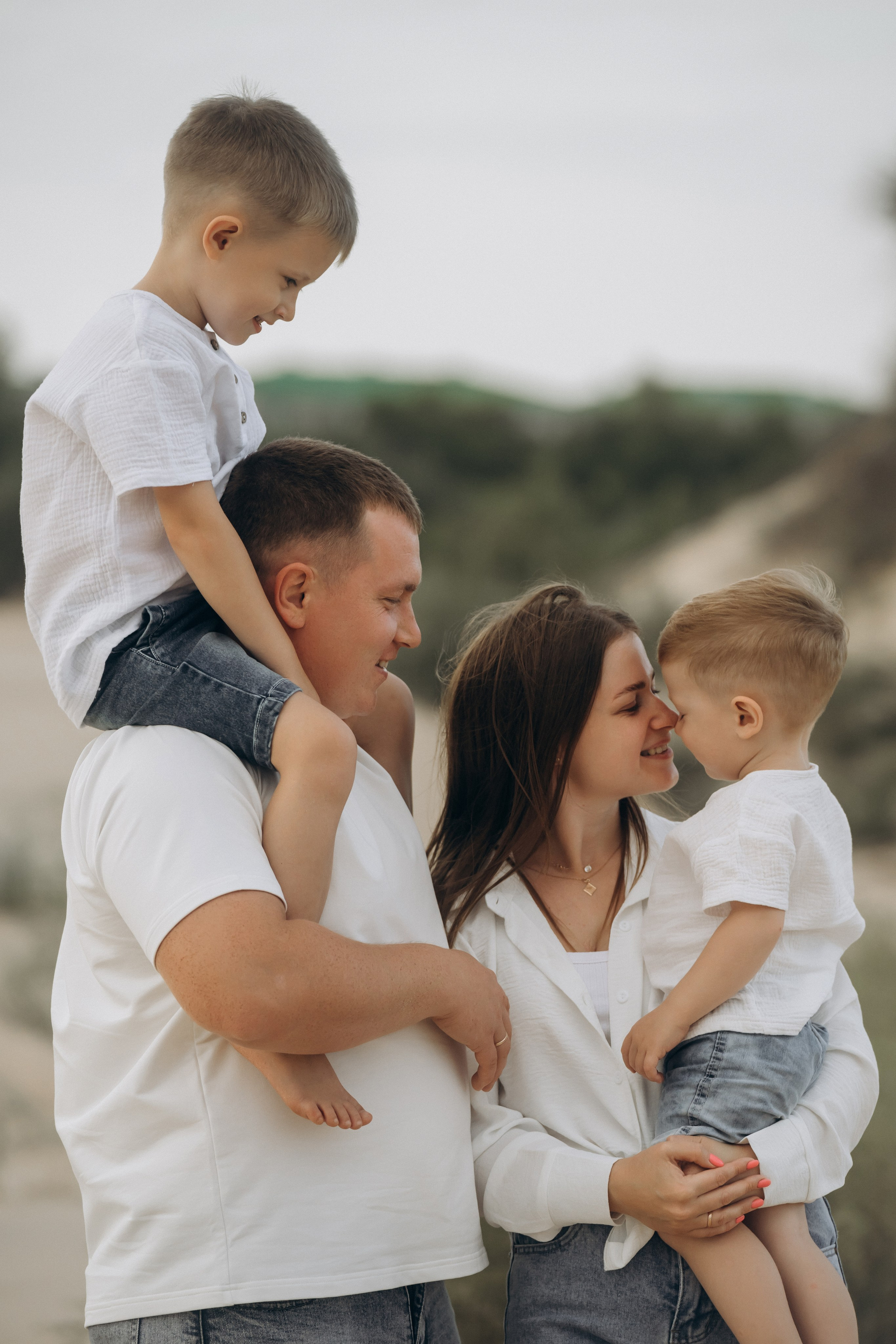 Семейная пирамида у моря: фотограф Голубицкая сняла, как папа держит младшего сына, а старший сидит у мамы на плечах