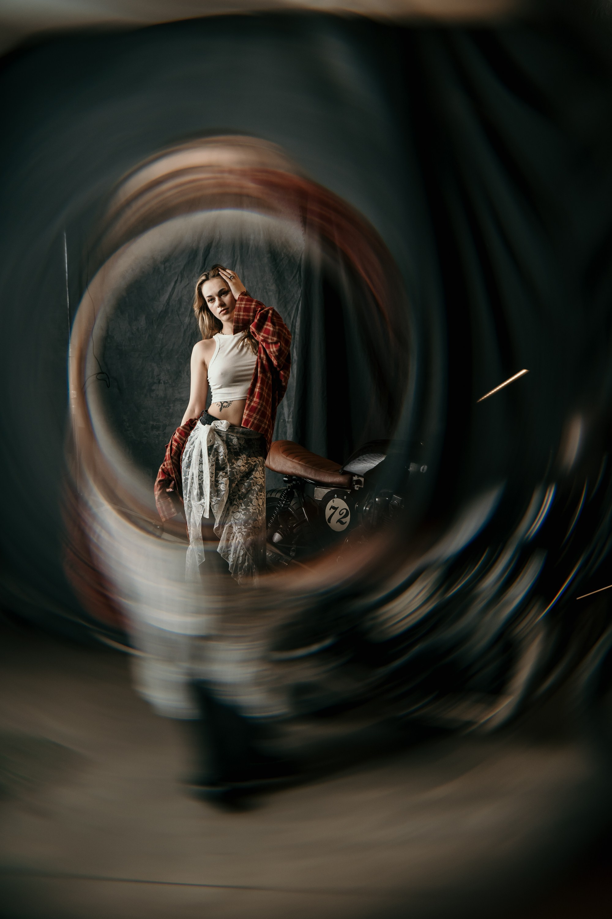 Фотосессия с мотоциклом в студии в Санкт-Петербурге. Свадебный, семейный, портретный, репортажный фотограф в Санкт-Петербурге