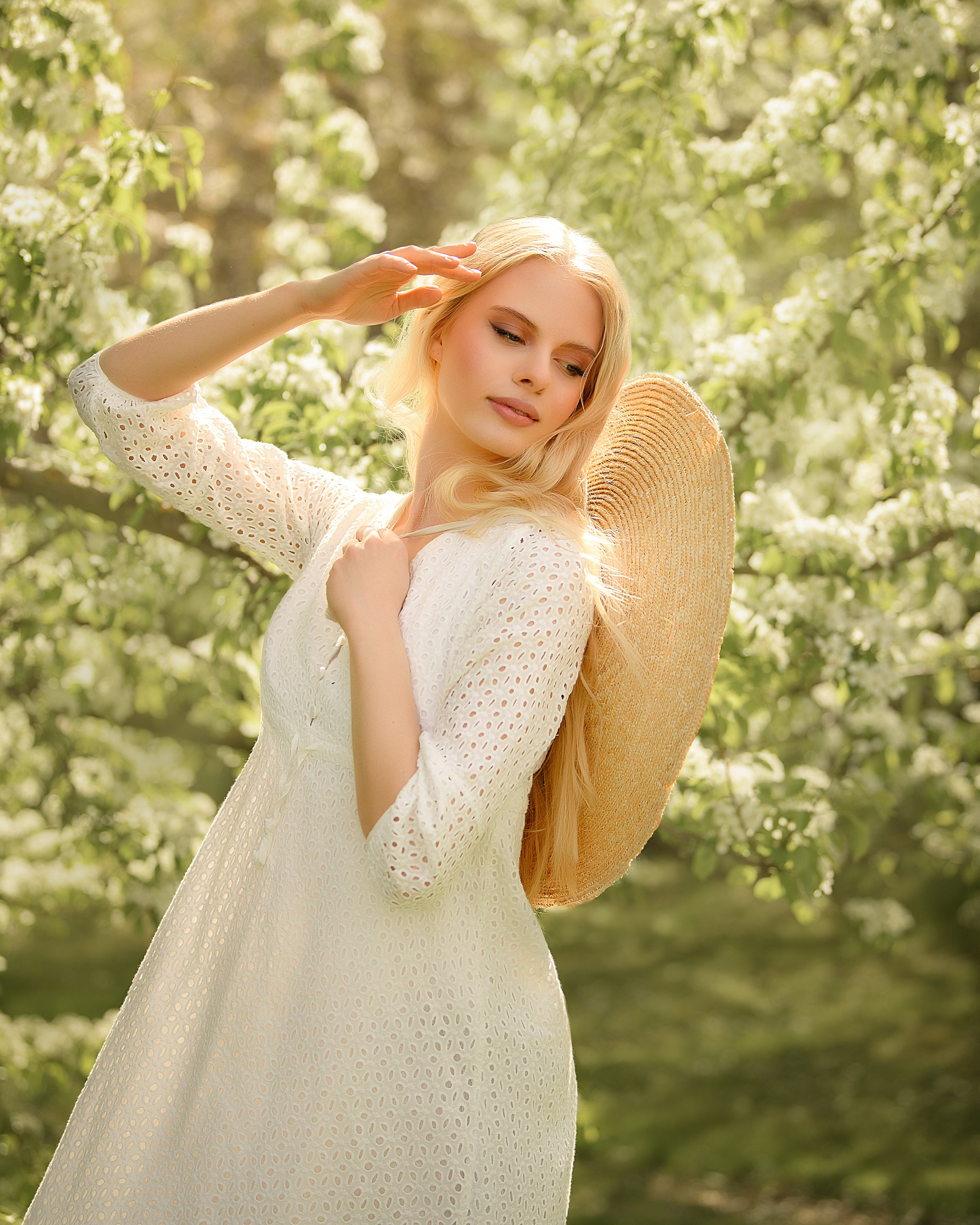 Фотосессия девушки в цветении в музее-заповеднике Коломенское. Женский фотограф в Москве Богдашкина Динара