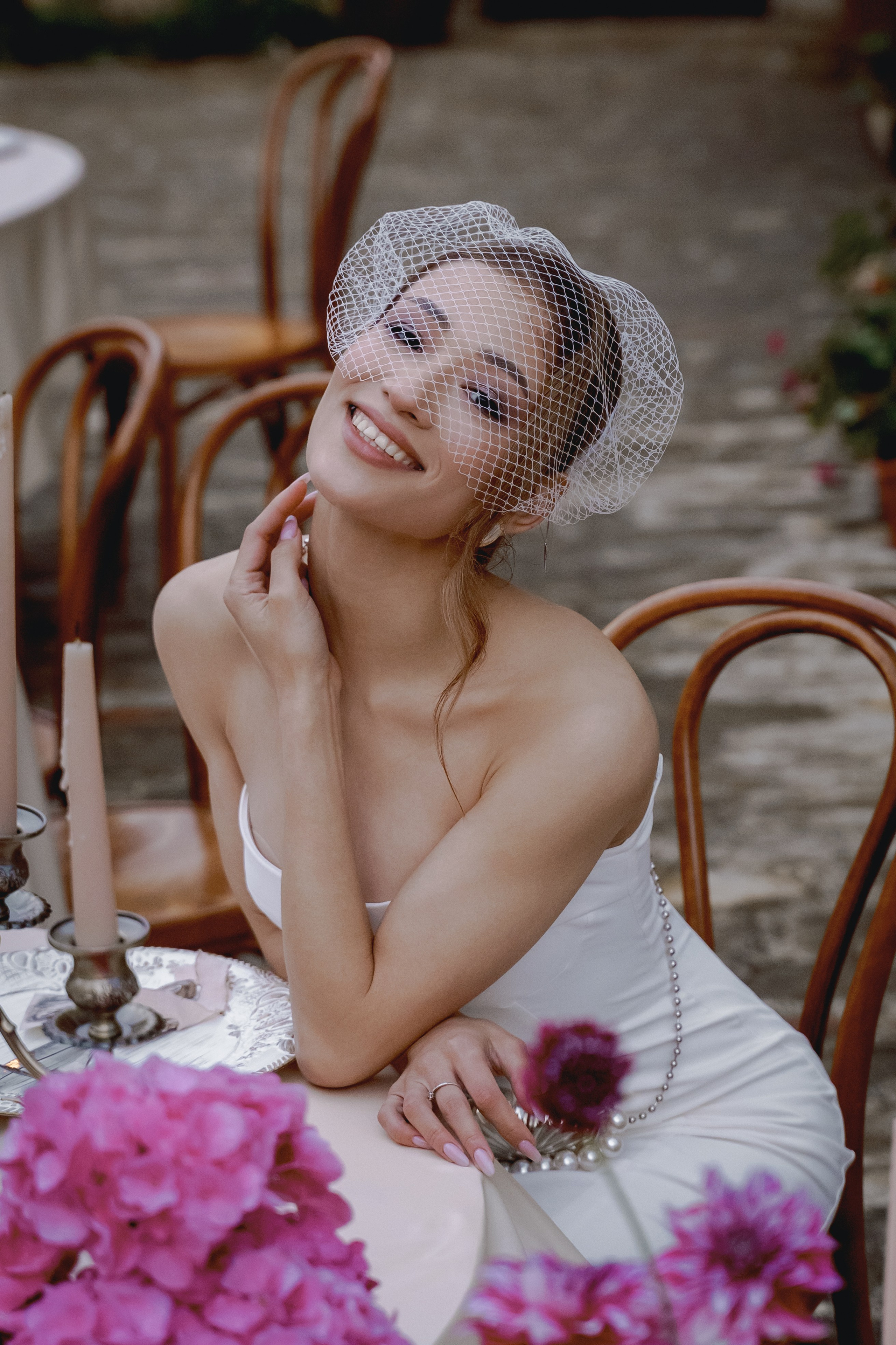  Радостные лица гостей во время праздничного ужина на винодельне