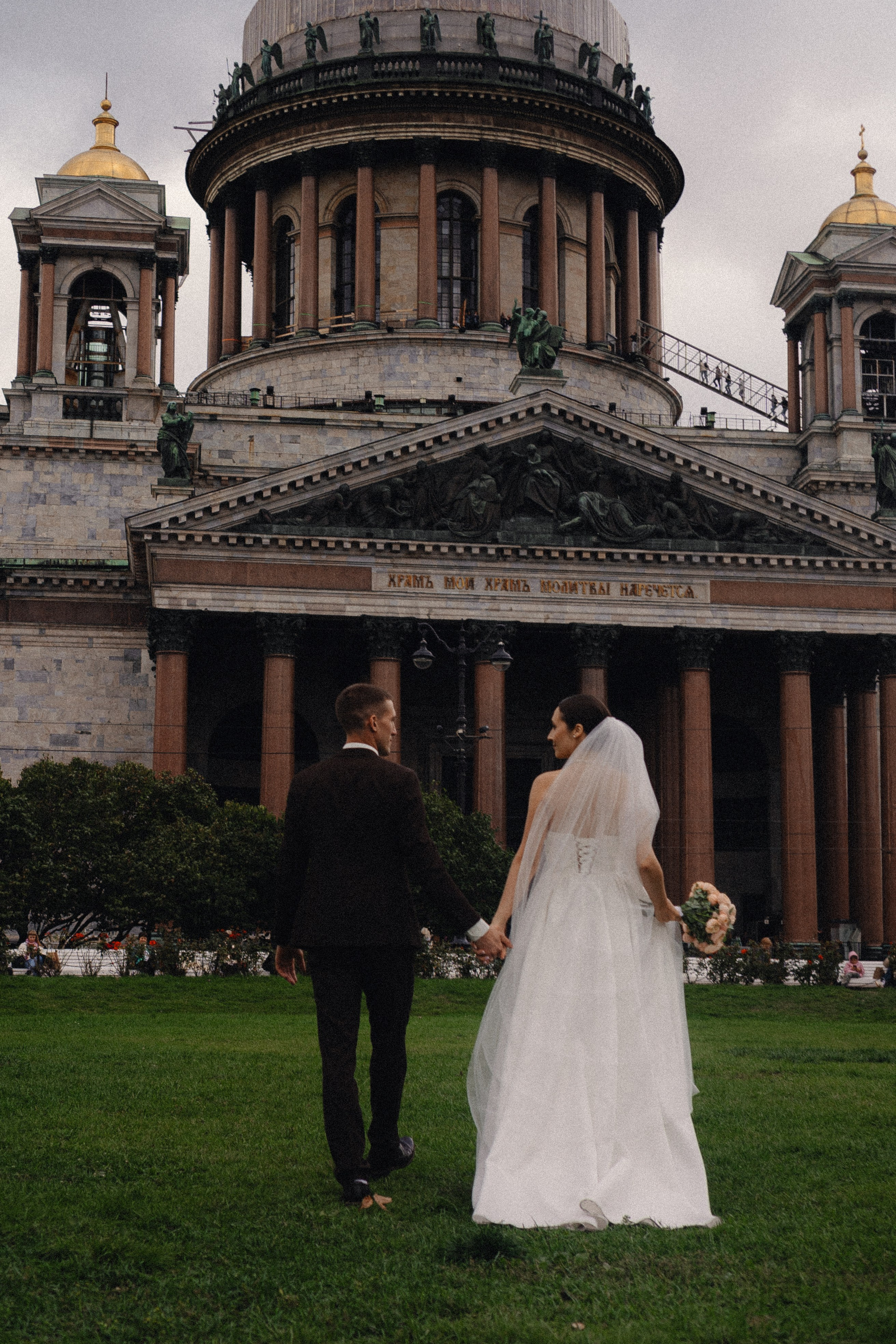 СВАДЕБНАЯ ПРОГУЛКА В САНТК-ПЕТЕРБУРГЕ (ИСАКИЕВСКИЙ СОБОР, ЗИМНЯЯ КАНАВКА, ЭРМИТАЖ И БОЛЬШАЯ МОРСКАЯ УЛИЦА). Профессиональный фотограф, Санкт-Петербург — Виктория Богомолова