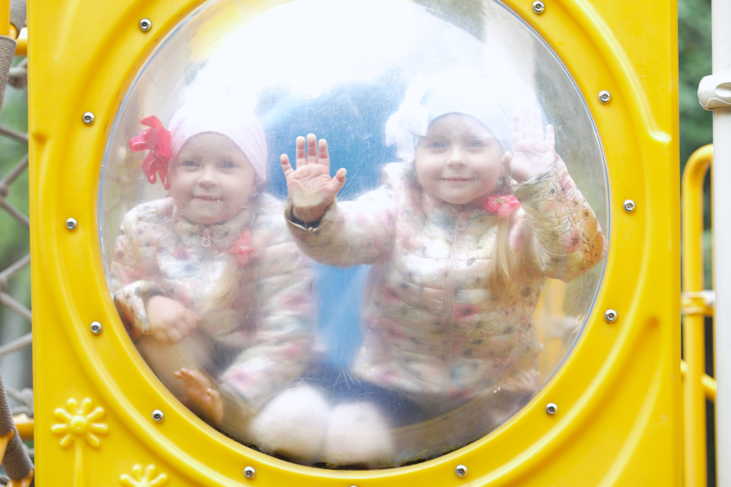 Фотосессия близняшек на детской площадке. Школьные выпускные альбомы в Москве Марина Николаева