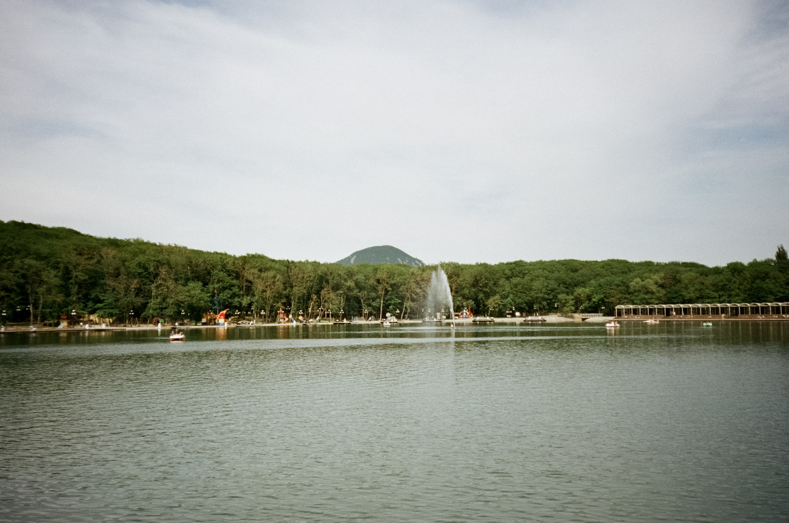 Курортное озеро и бювет-книга. Железноводск. Фотограф-документалист Мария Осокина