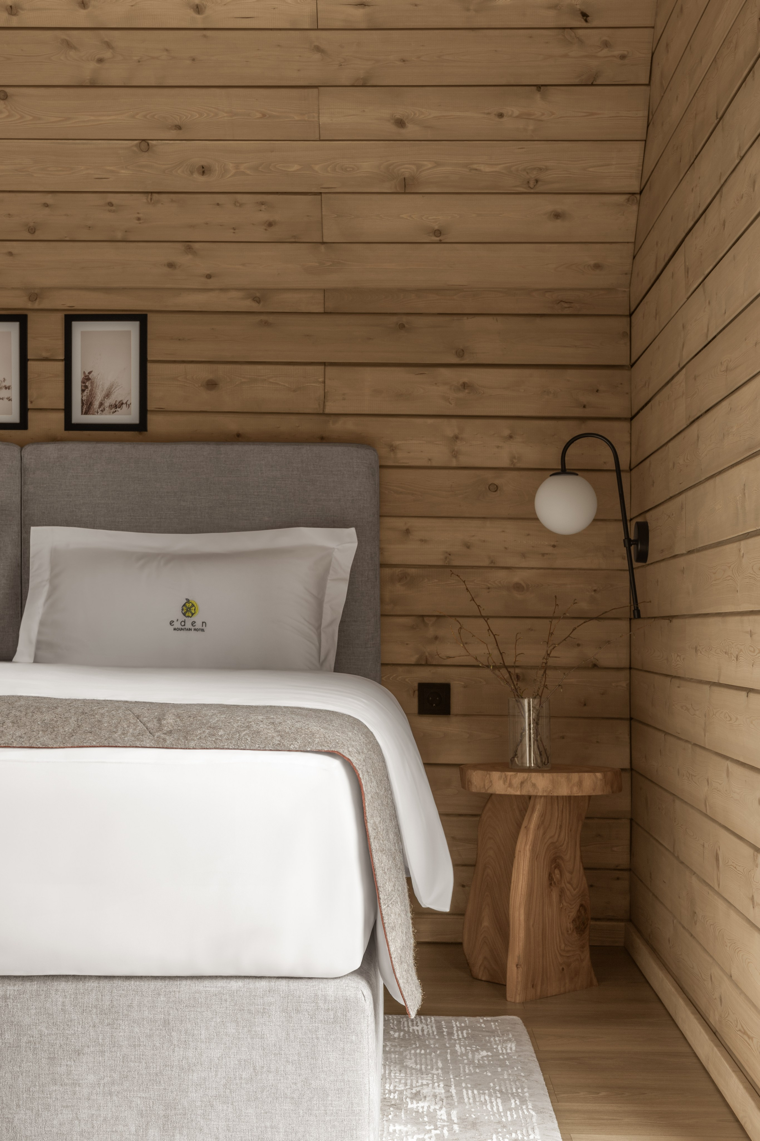 Номер в отеле деревянного домика, фотографии спальни, профессиональные фото Алматы и Казахстан