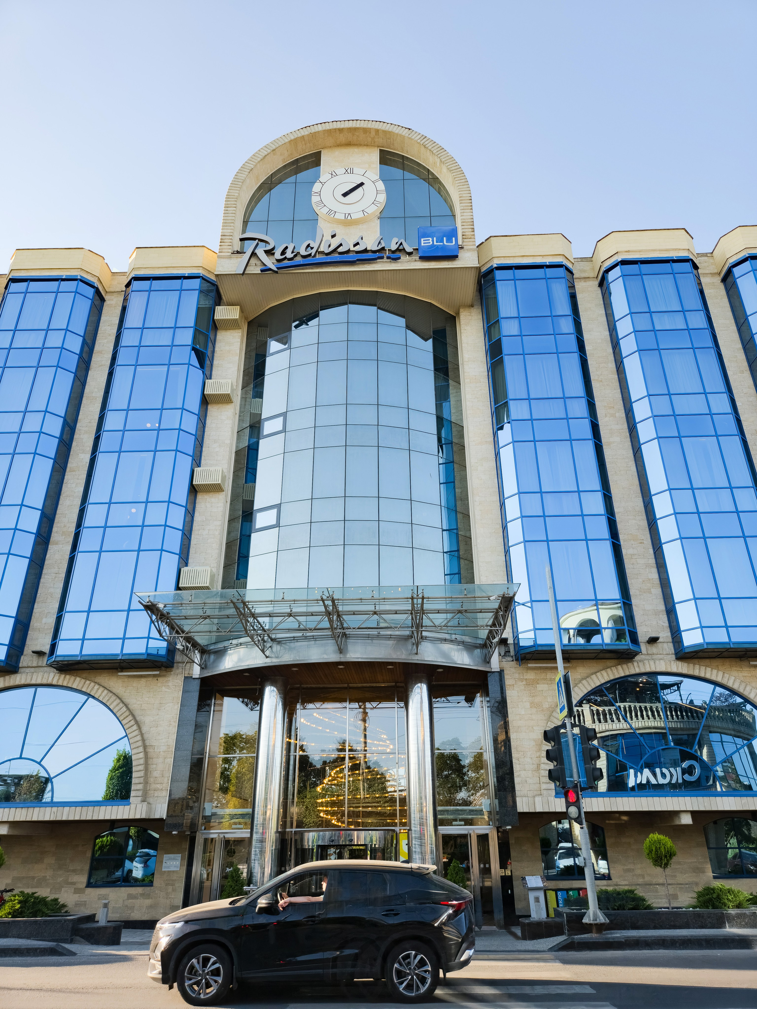 Фасад отеля Radisson Blu на набережной Ростова-на-Дону Береговая 25Г