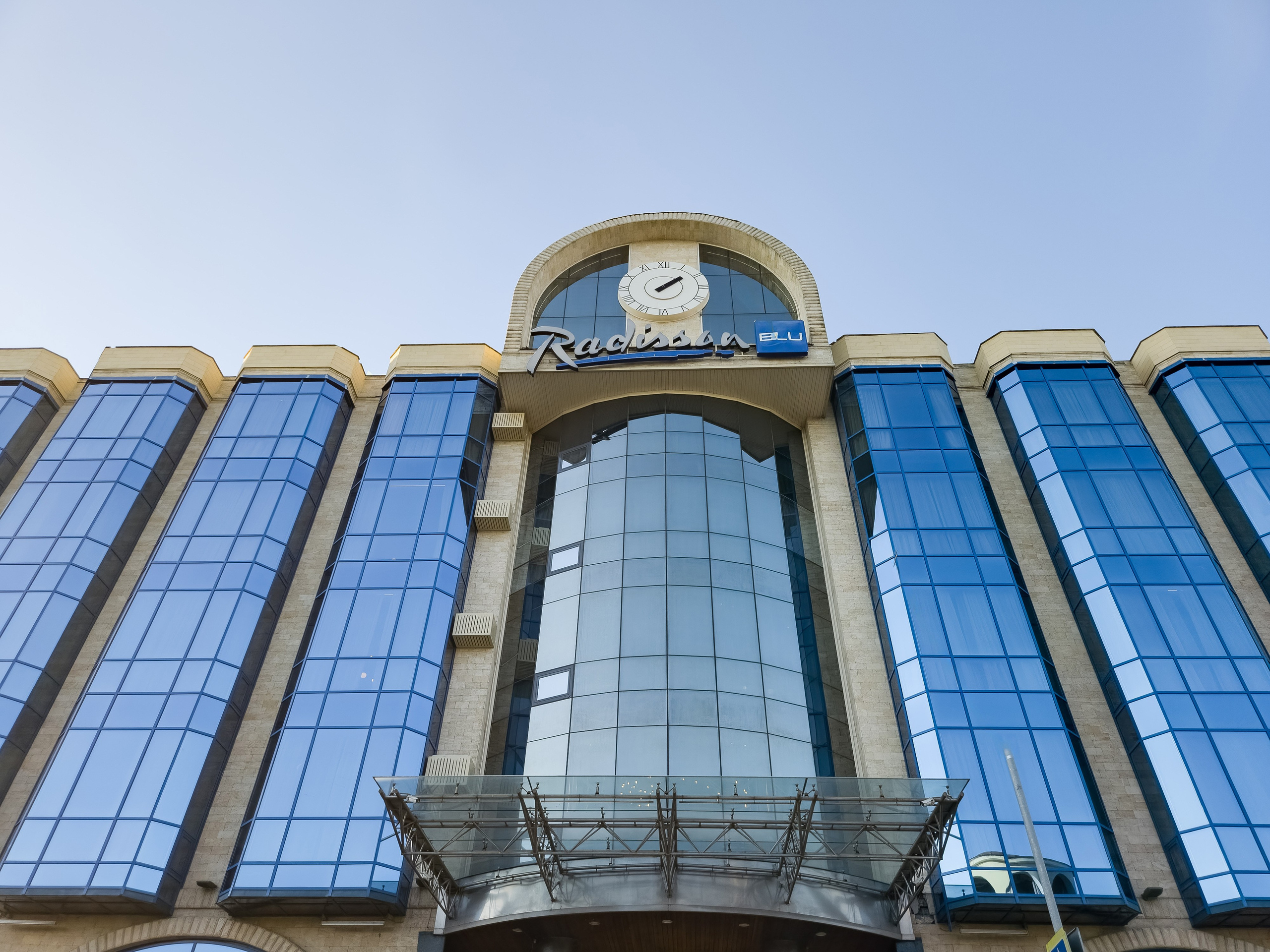 Фасад отеля Radisson Blu на набережной Ростова-на-Дону Береговая 25Г