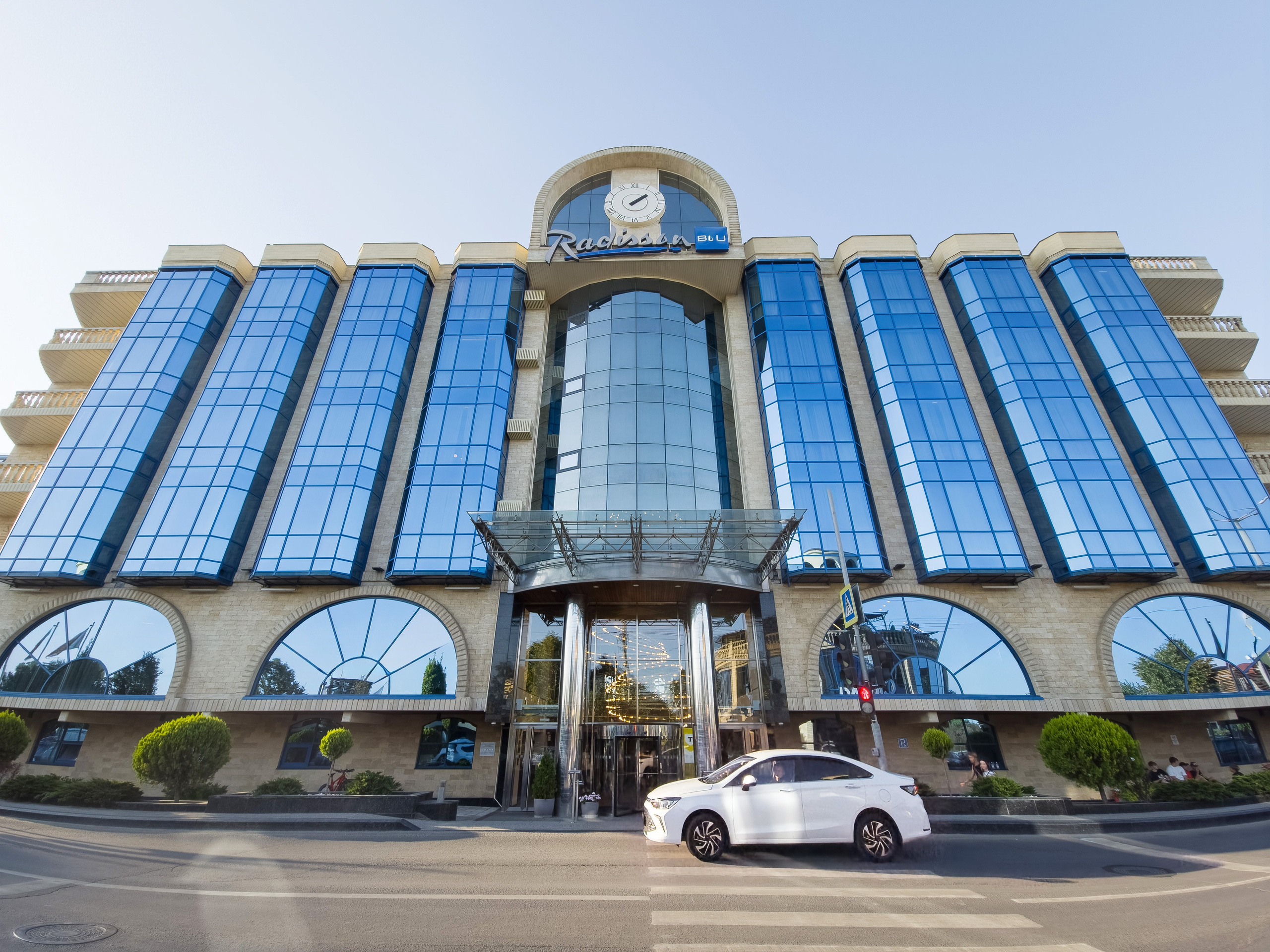 Фасад отеля Radisson Blu на набережной Ростова-на-Дону Береговая 25Г