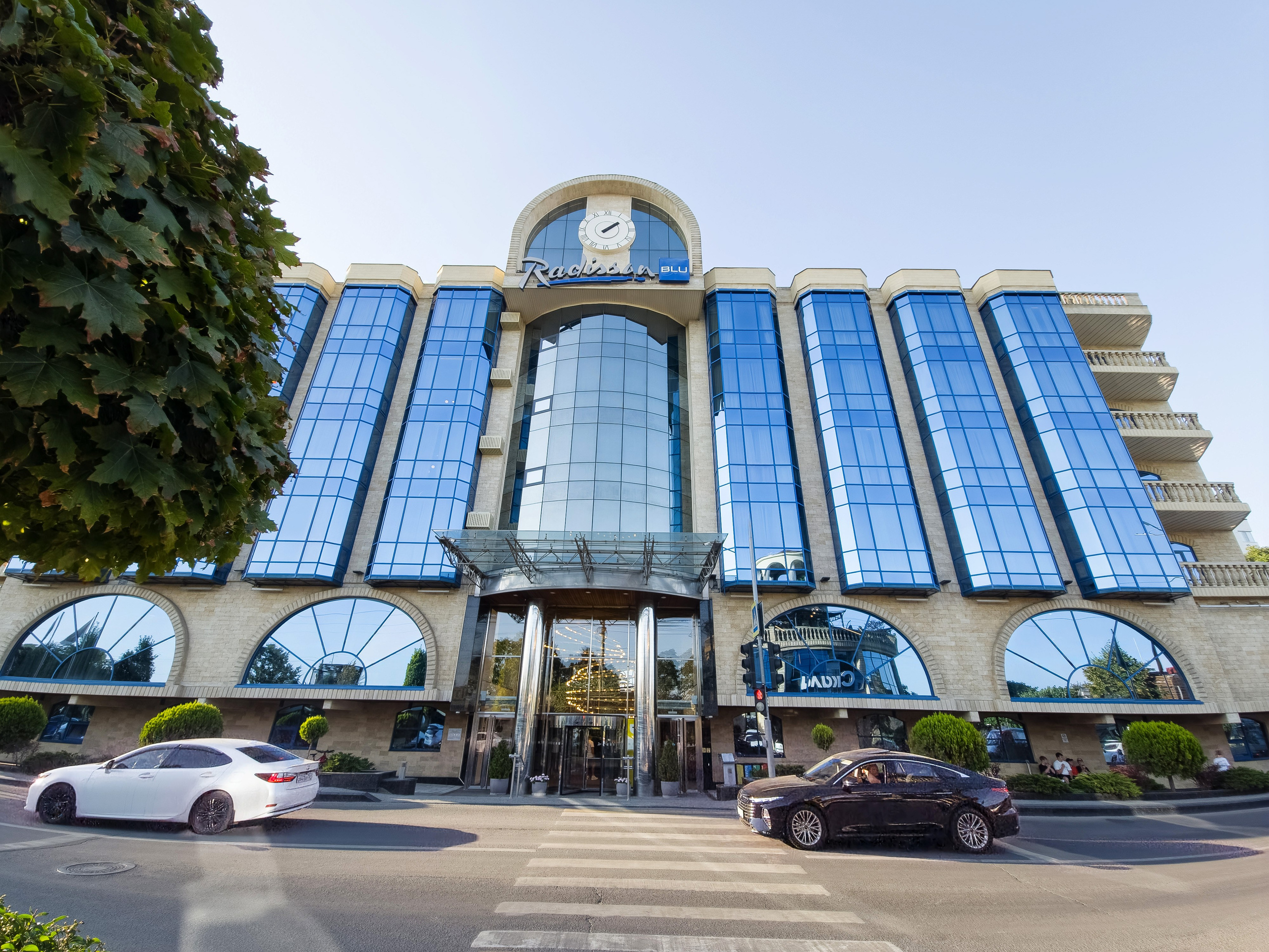 Фасад отеля Radisson Blu на набережной Ростова-на-Дону Береговая 25Г