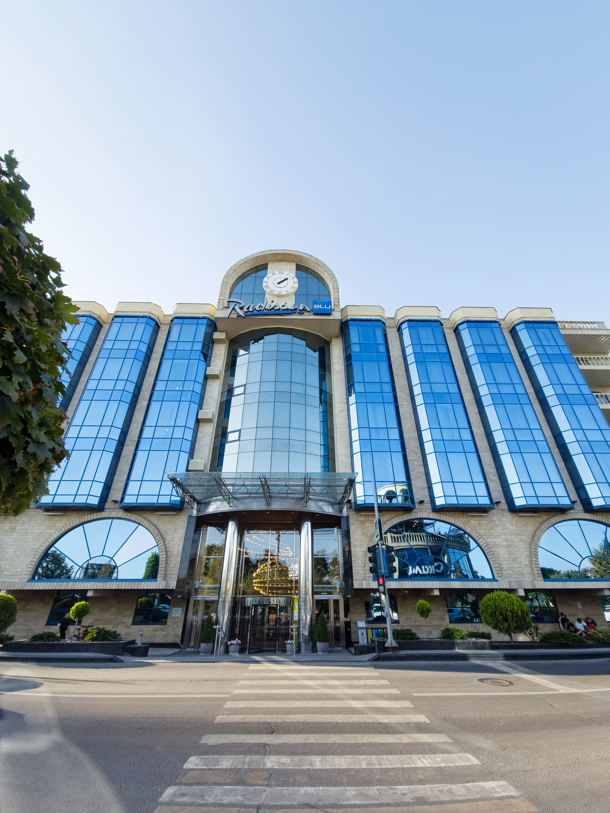 Фасад отеля Radisson Blu на набережной Ростова-на-Дону Береговая 25Г