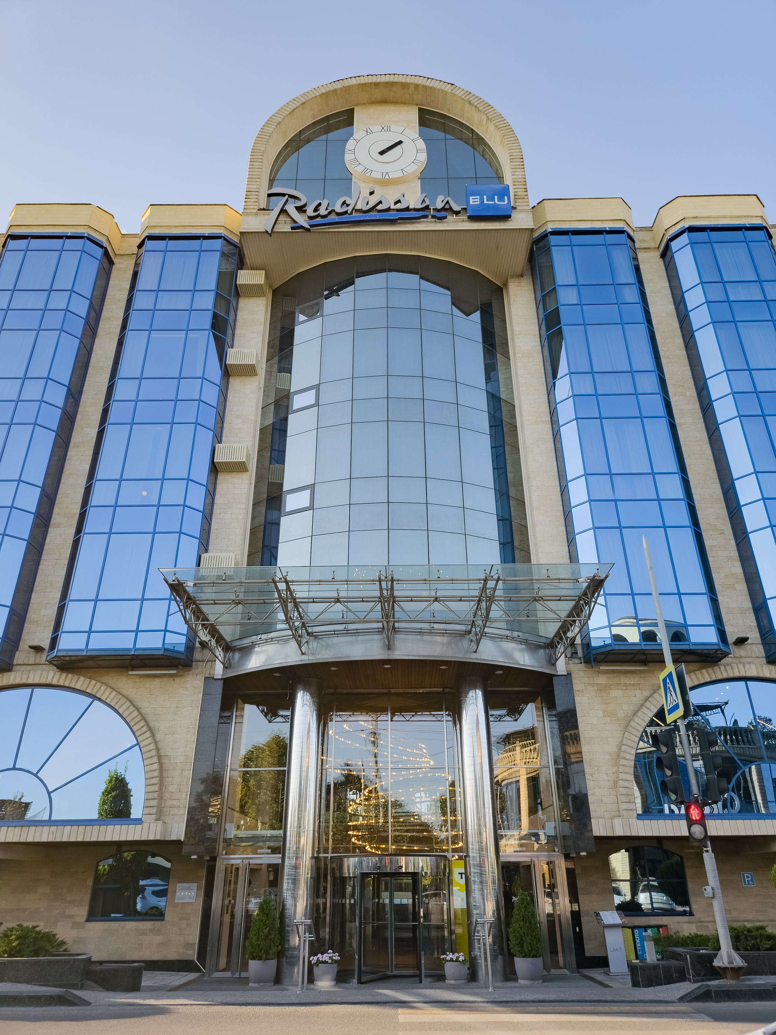 Фасад отеля Radisson Blu на набережной Ростова-на-Дону Береговая 25Г