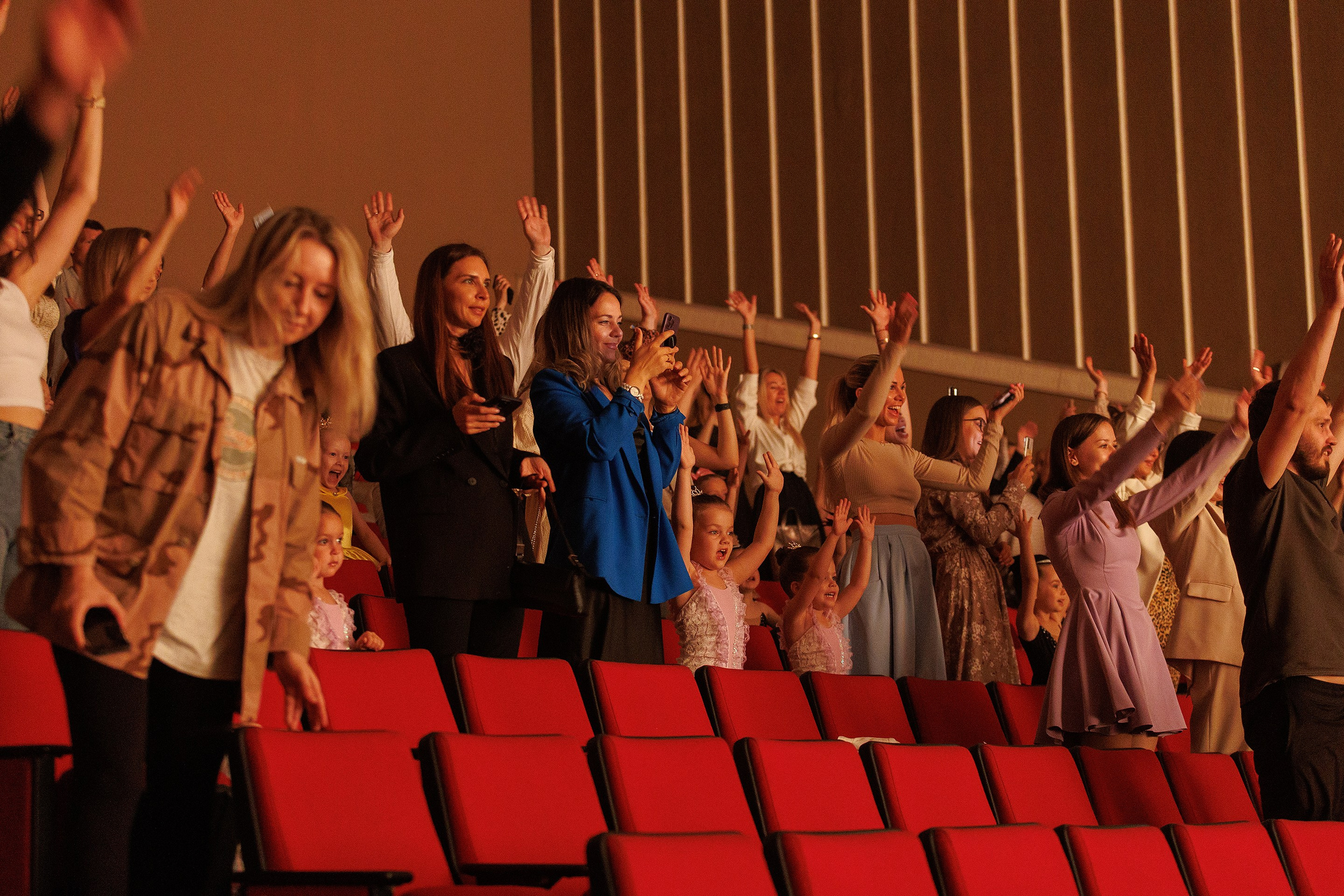 Репортажная фотосъемка отчетного концерта студии танцвев LilBallerine. Профессиональный фотограф в Новосибирске