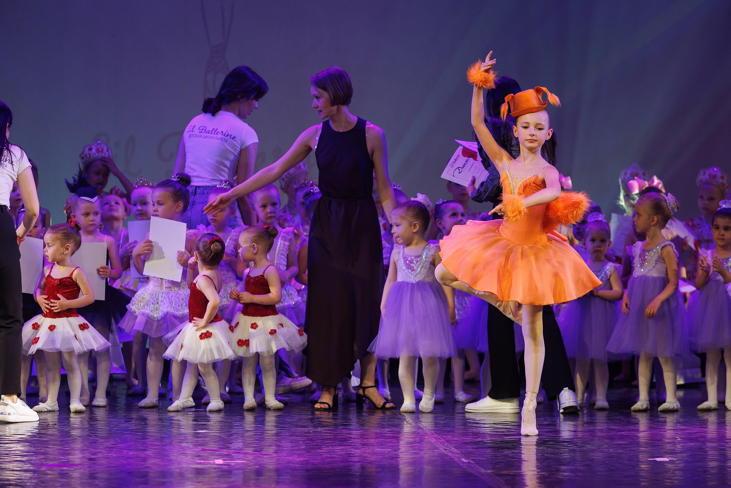 Репортажная фотосъемка отчетного концерта студии танцвев LilBallerine. Профессиональный фотограф в Новосибирске