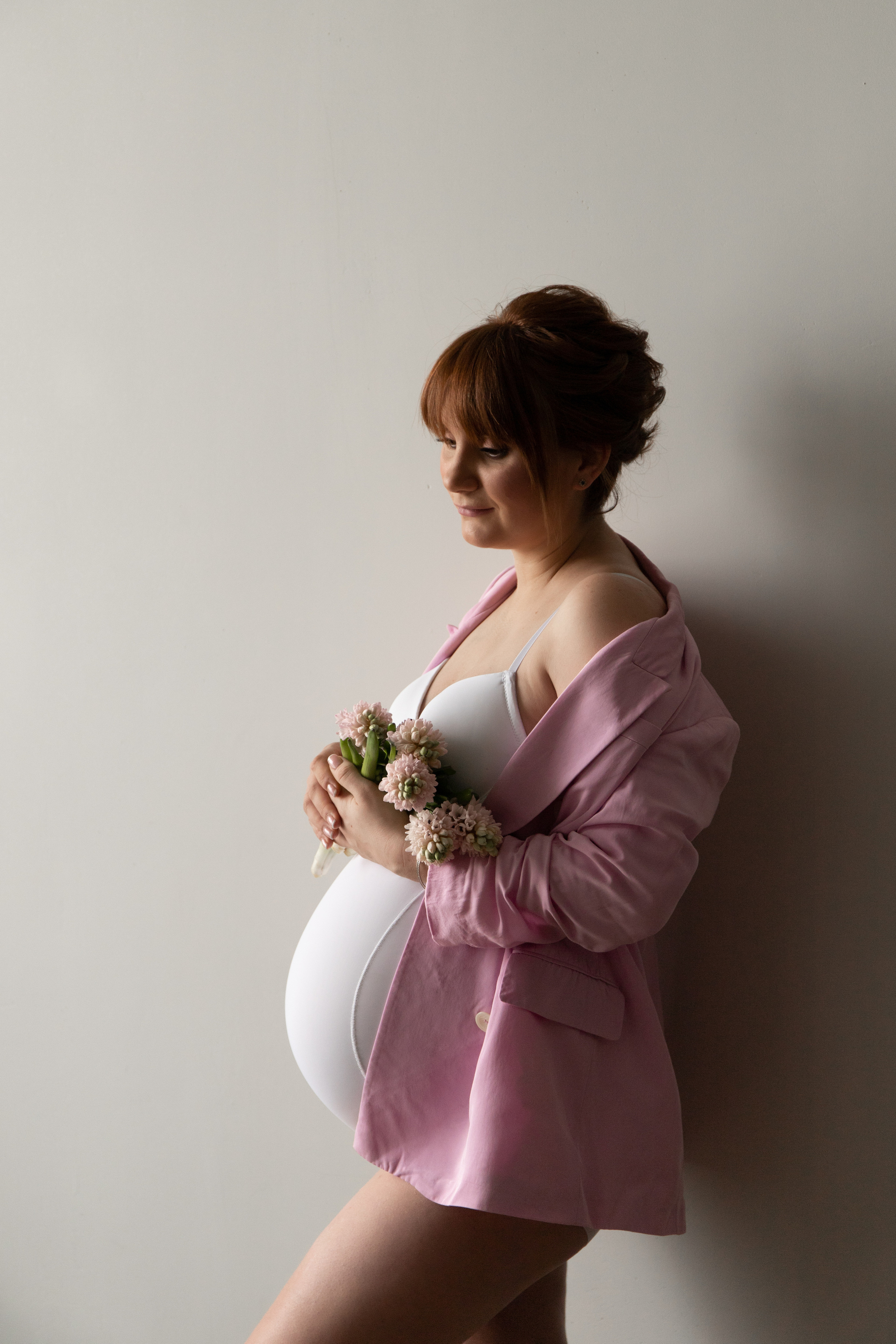 Нежная фотосессия беременности с цветами. Фотограф беременности в Санкт-Петербурге Анна Тюжина