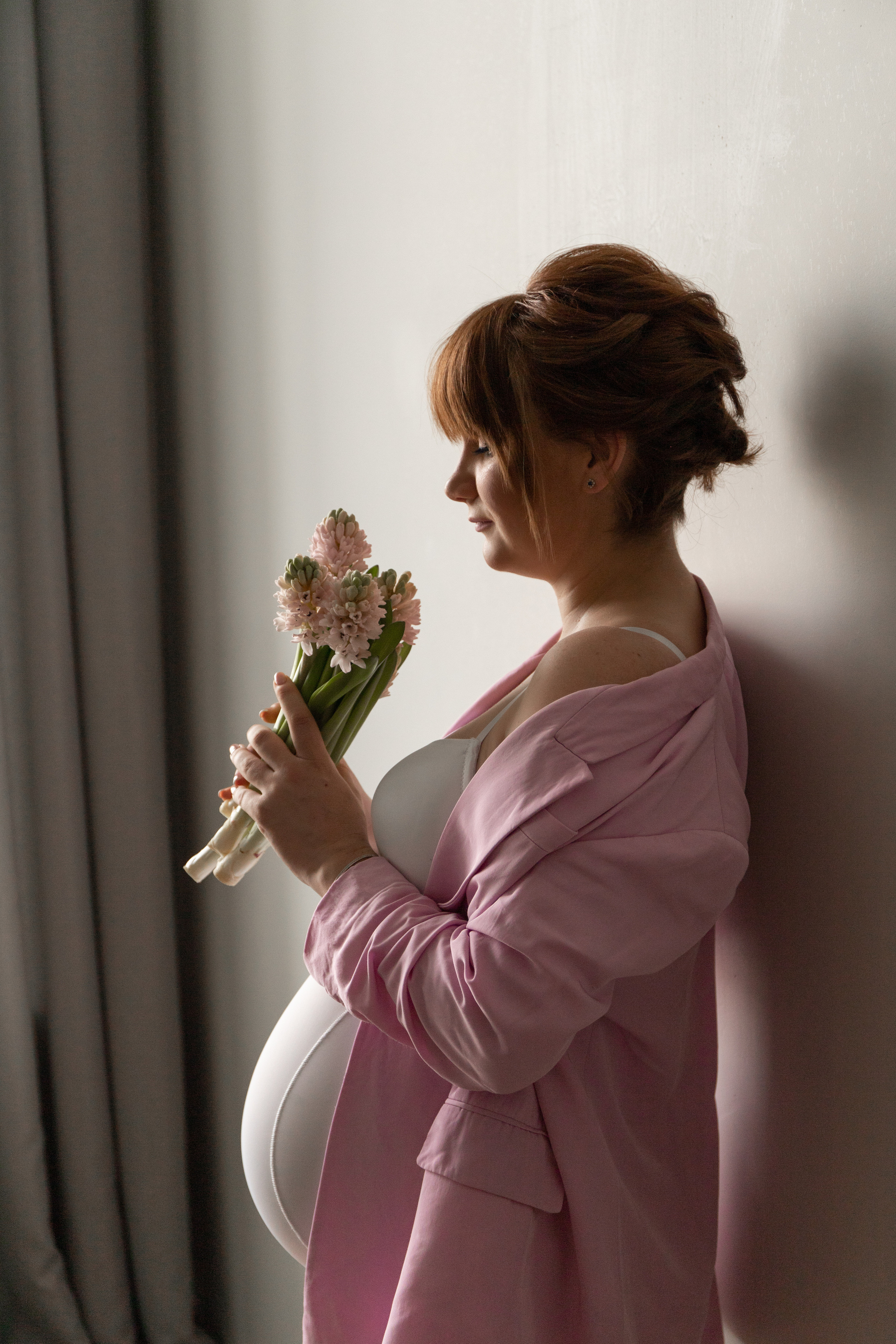 Нежная фотосессия беременности с цветами. Фотограф беременности в Санкт-Петербурге Анна Тюжина