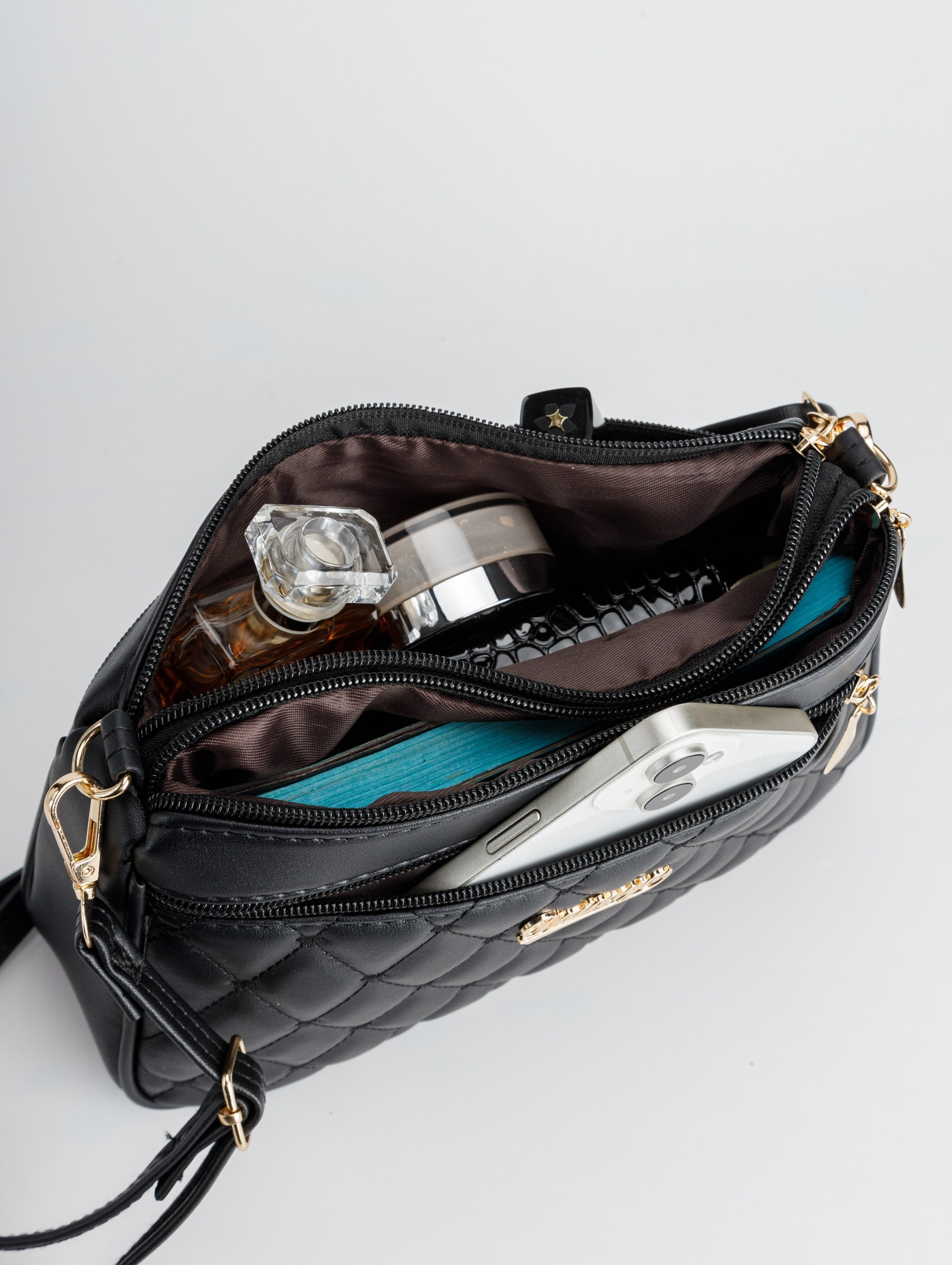 Съемка розовой и черной сумки для маркетплейса. Студия коммерческой съемки ХВОЯ