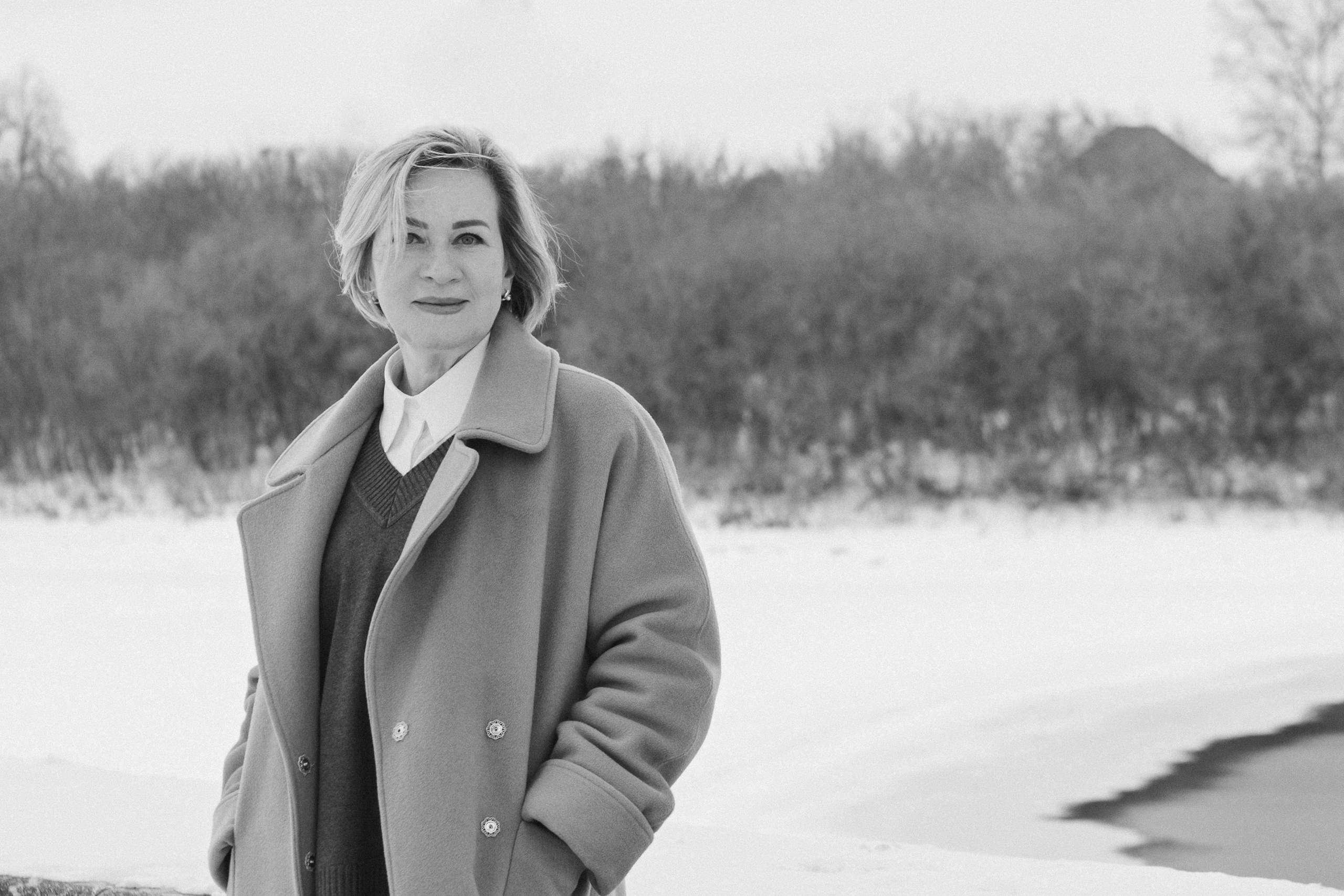 Женский портрет на улице зимой. Красивая женщина в пальто около реки. фотограф Тюмень