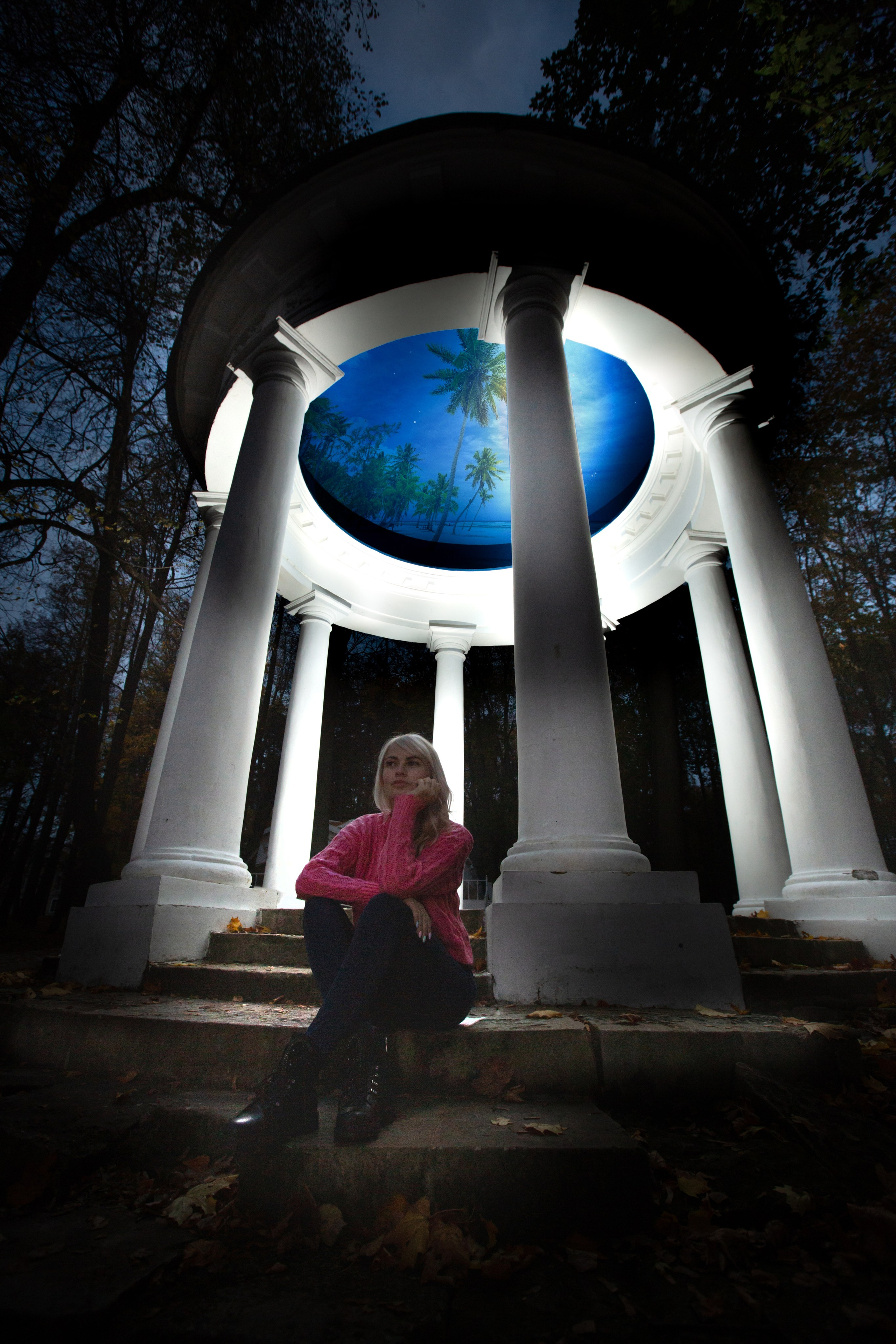 девушка сидит на ступеньках входа в ротонду