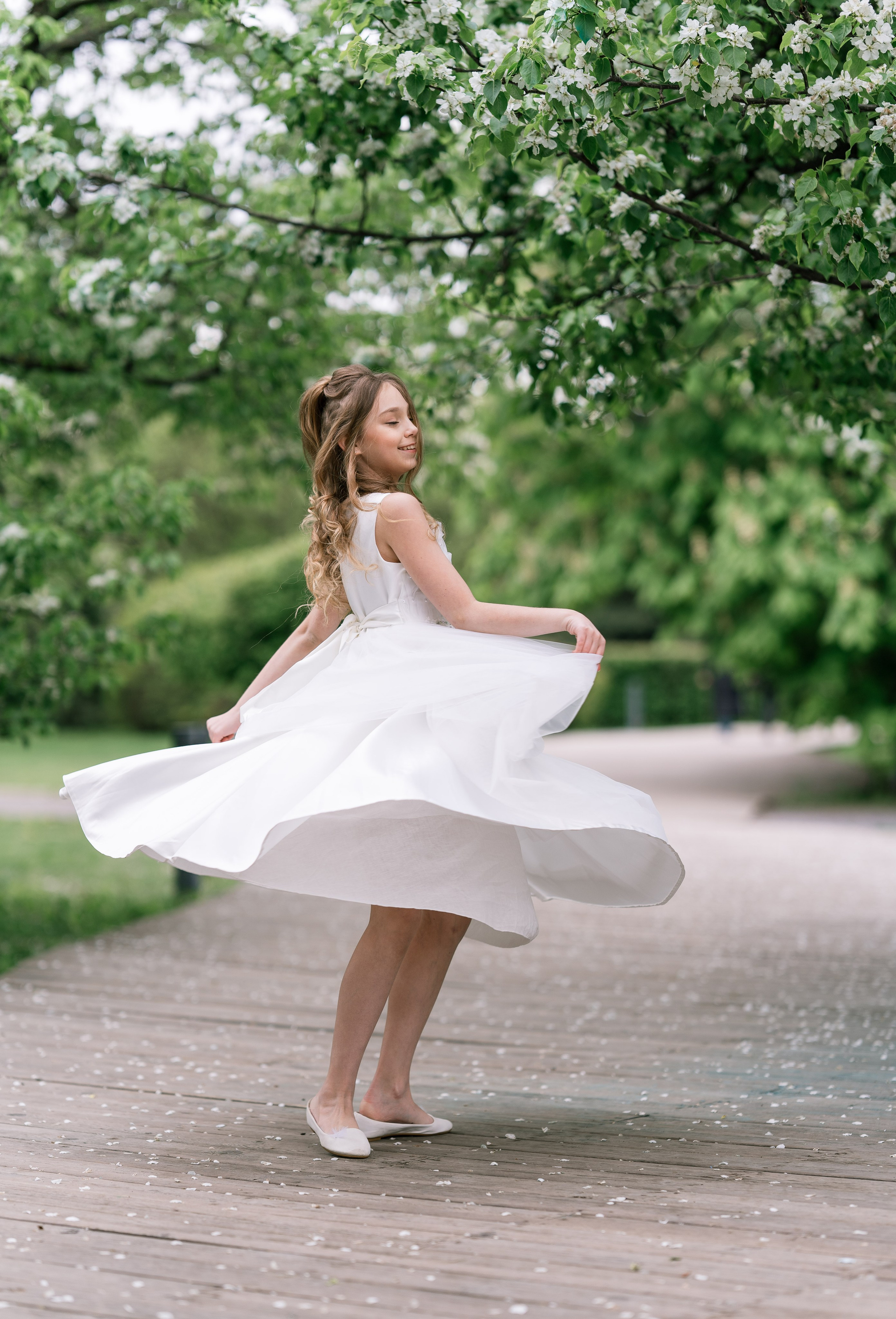 Настя. Белые яблони. Семейный и контент фотограф в Москве Алёна Сливка